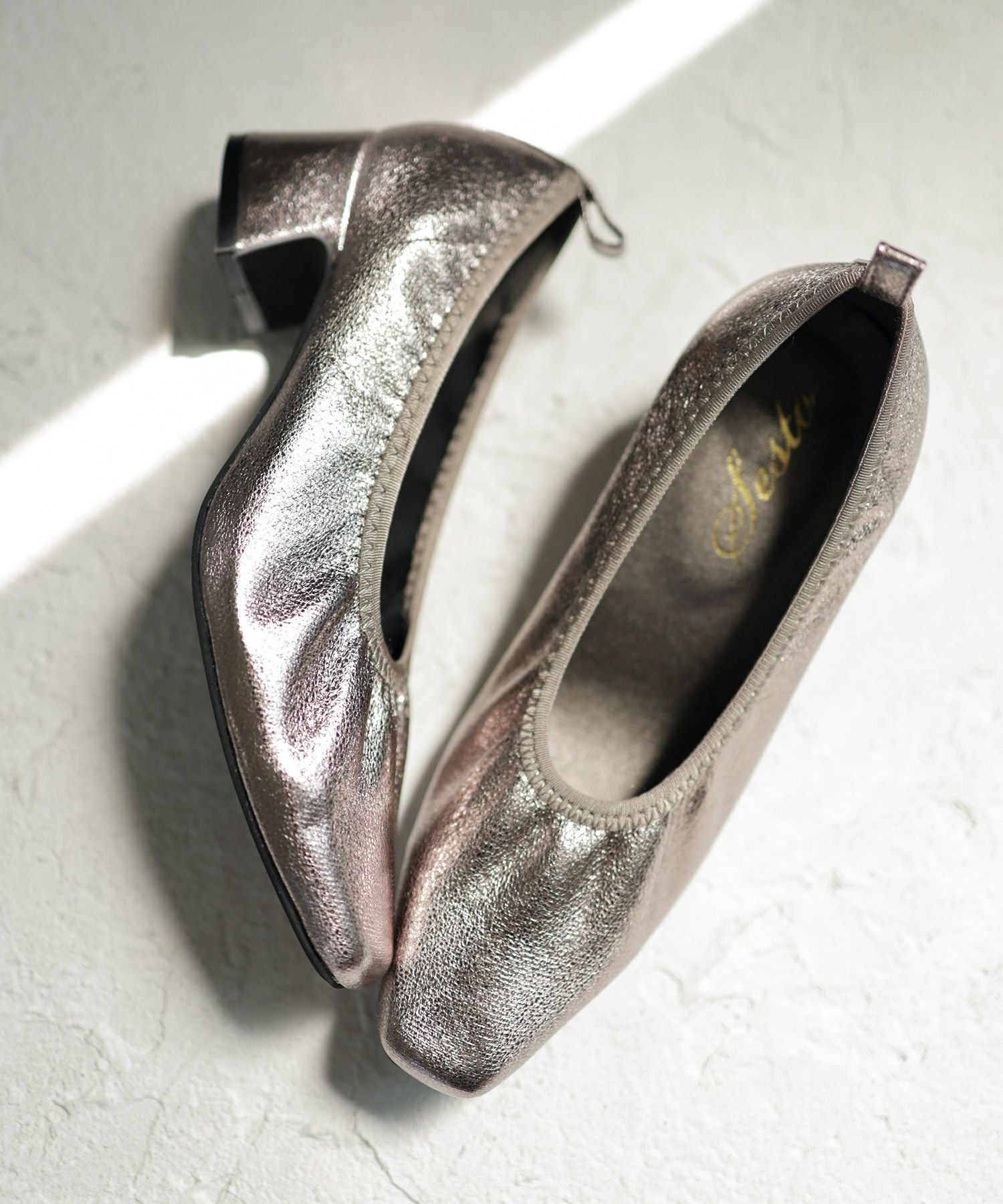 履き口ゴムの柔らか素材スクエアトゥパンプス▲返品交換不可