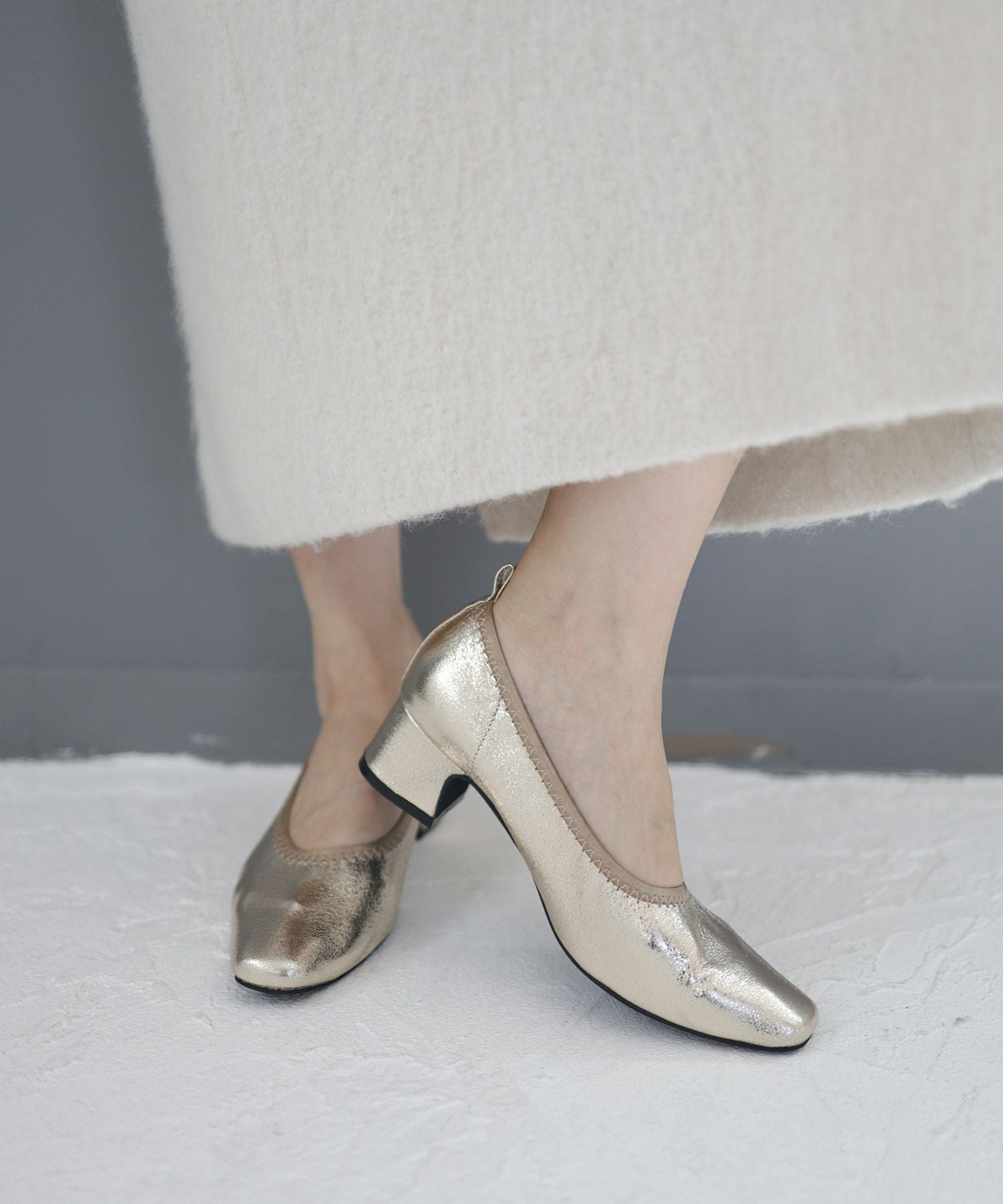 履き口ゴムの柔らか素材スクエアトゥパンプス▲返品交換不可