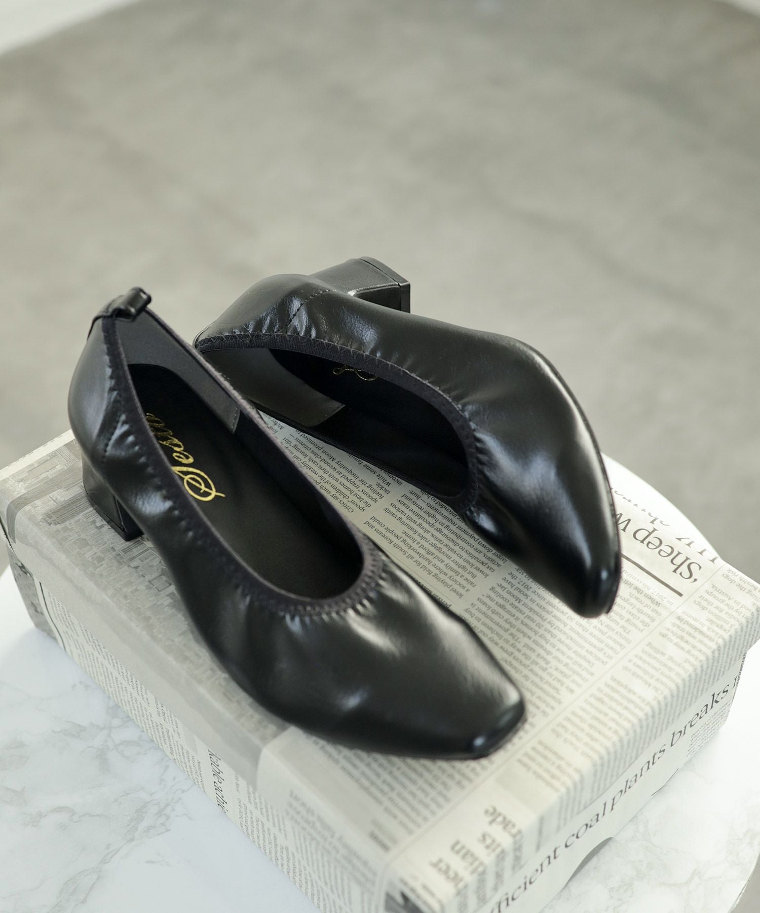 履き口ゴムの柔らか素材スクエアトゥパンプス▲返品交換不可