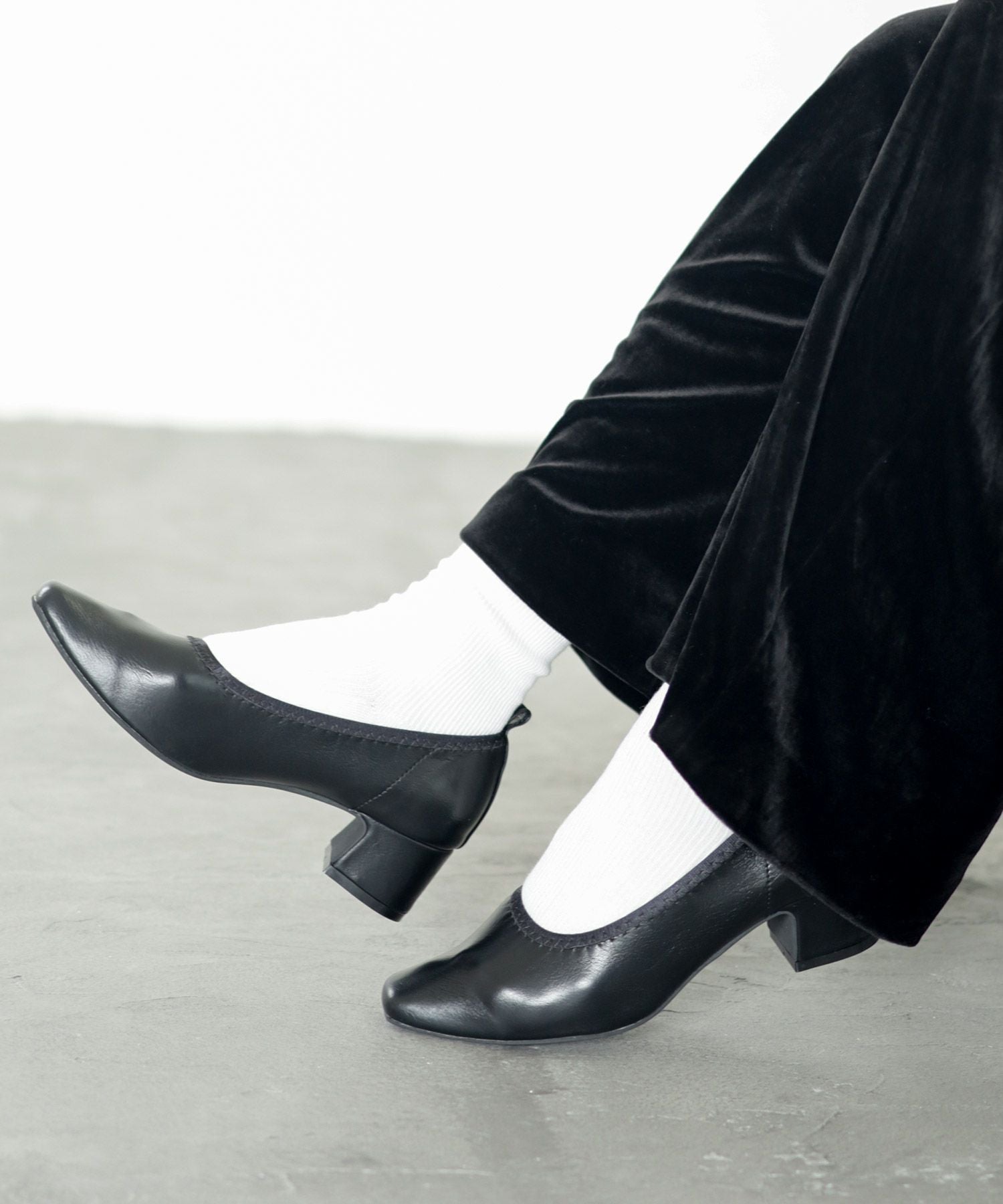 履き口ゴムの柔らか素材スクエアトゥパンプス▲返品交換不可