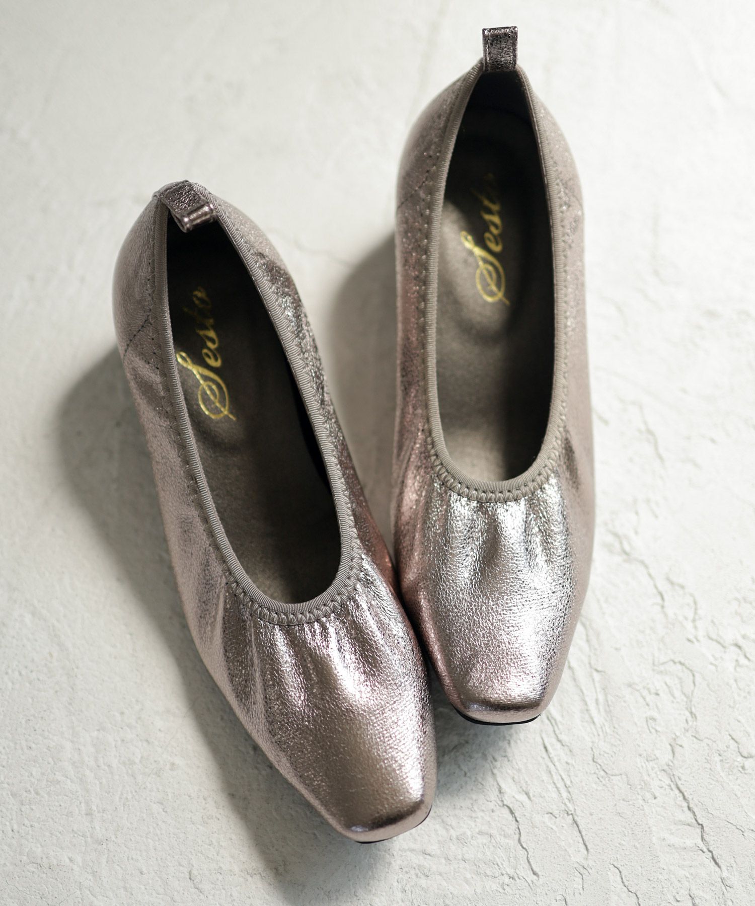 履き口ゴムの柔らか素材スクエアトゥパンプス▲返品交換不可