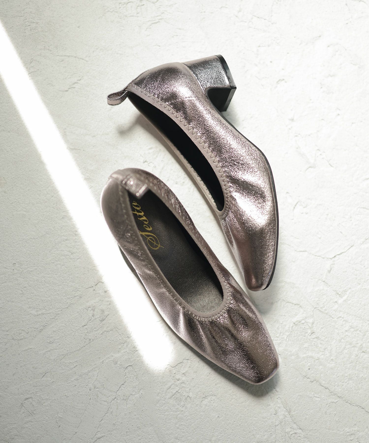 履き口ゴムの柔らか素材スクエアトゥパンプス▲返品交換不可