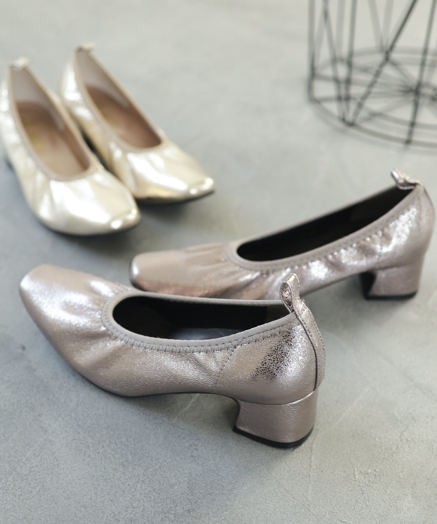 履き口ゴムの柔らか素材スクエアトゥパンプス▲返品交換不可