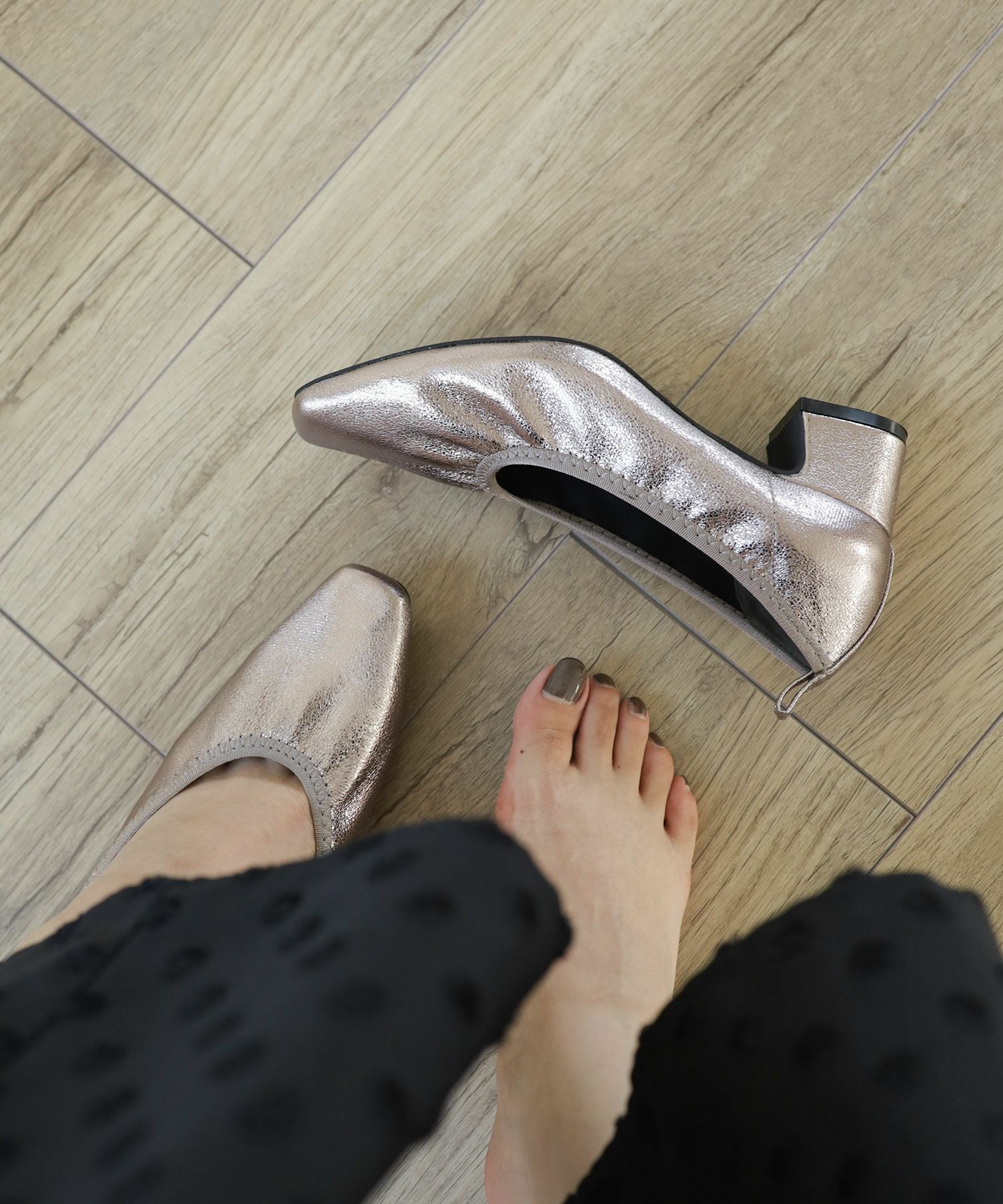 履き口ゴムの柔らか素材スクエアトゥパンプス▲返品交換不可