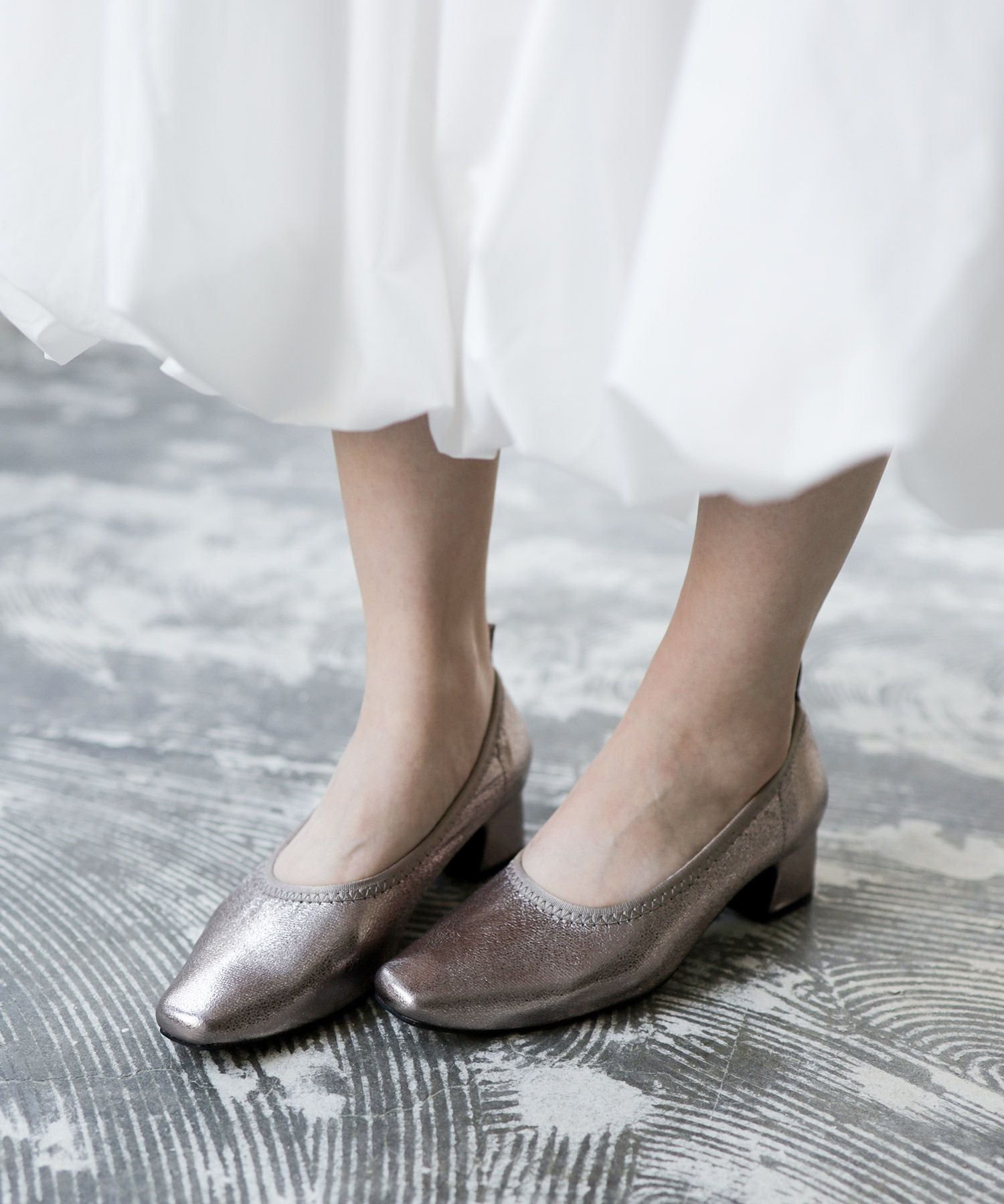 履き口ゴムの柔らか素材スクエアトゥパンプス▲返品交換不可