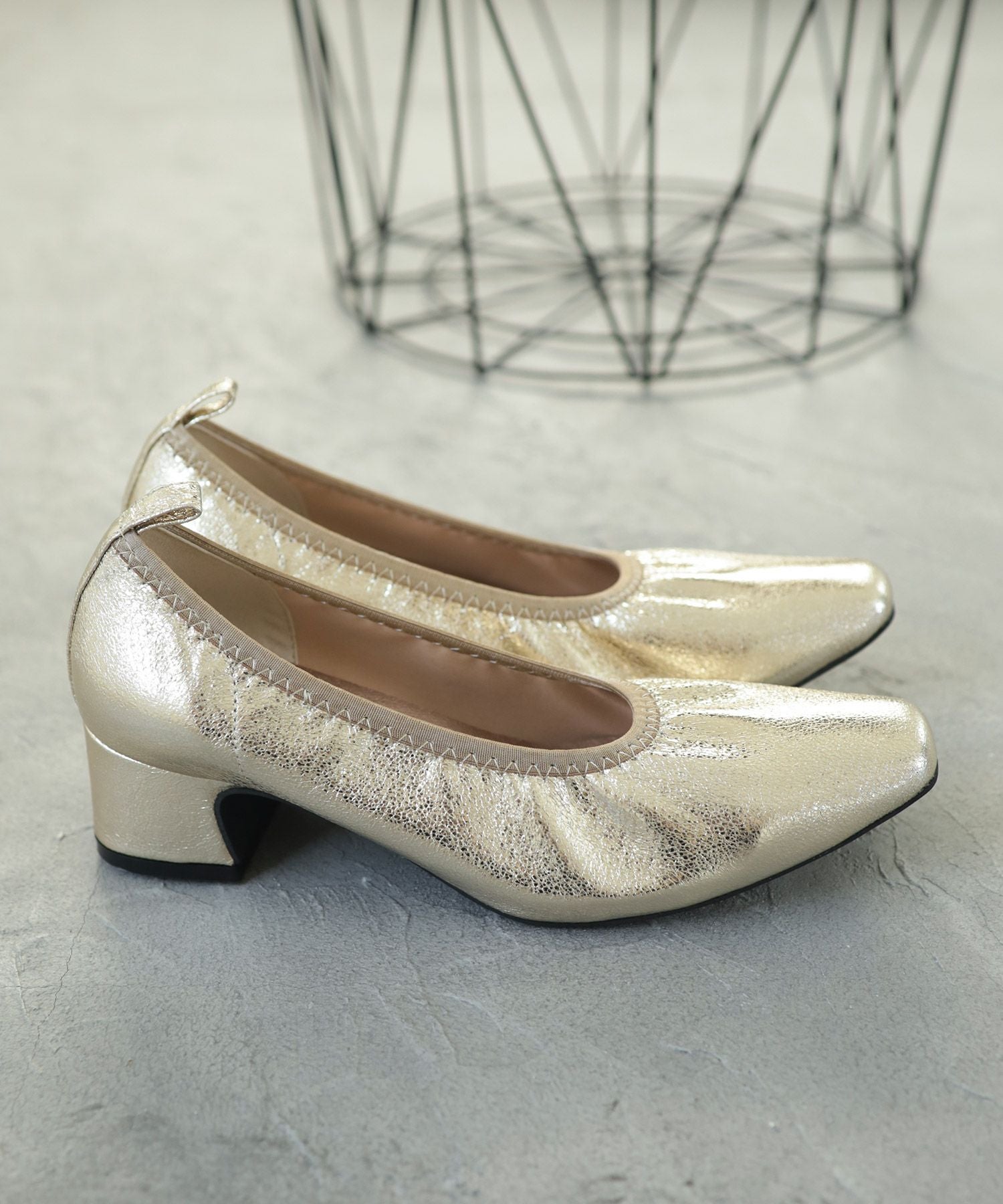 履き口ゴムの柔らか素材スクエアトゥパンプス▲返品交換不可