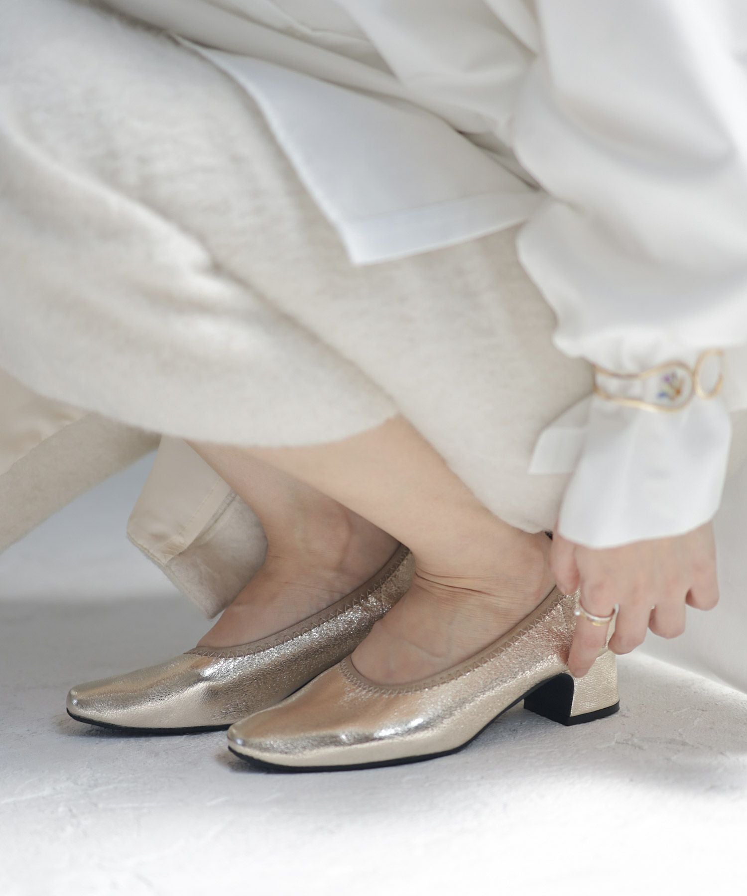 履き口ゴムの柔らか素材スクエアトゥパンプス▲返品交換不可