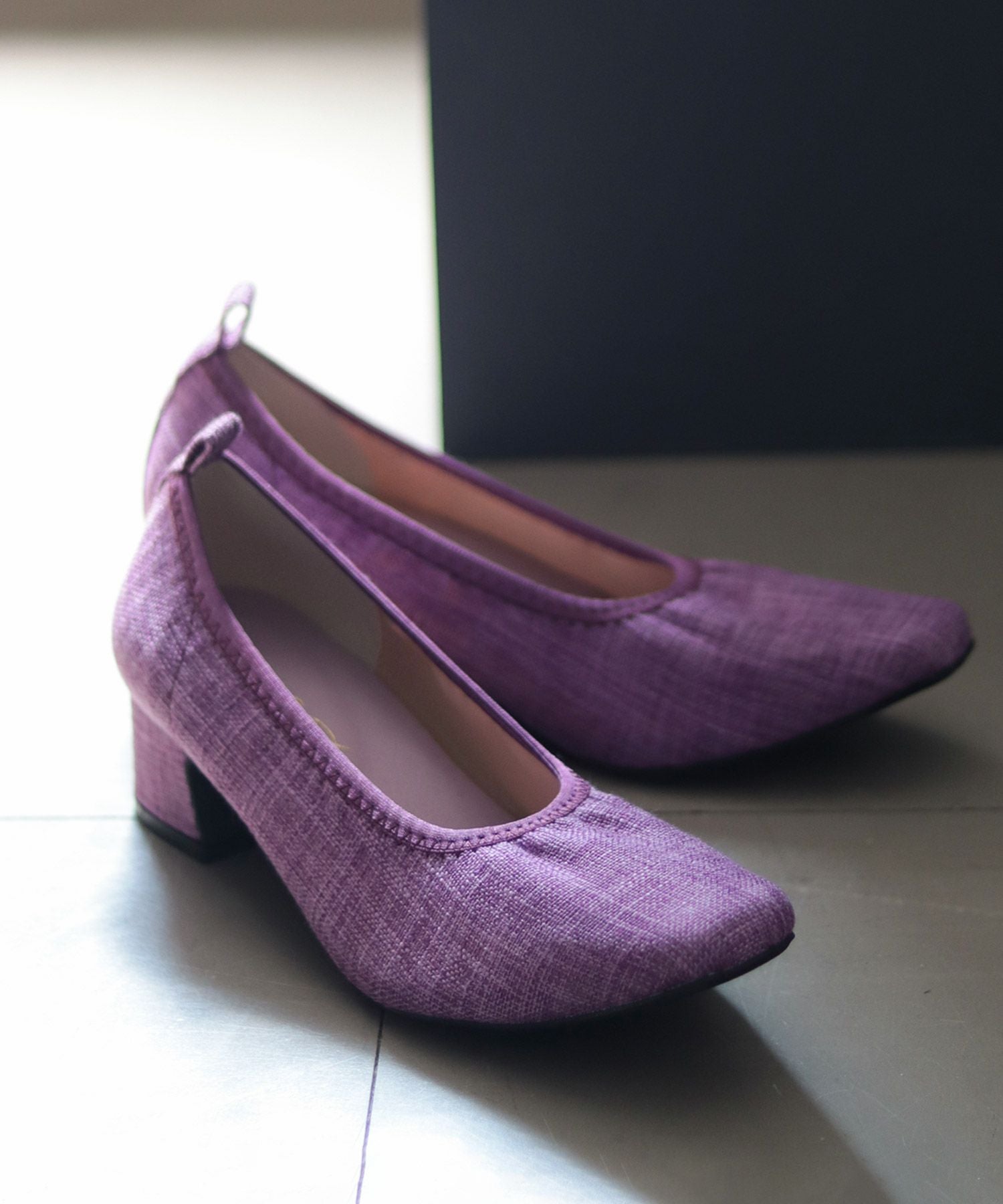 履き口ゴムの柔らか素材スクエアトゥパンプス▲返品交換不可