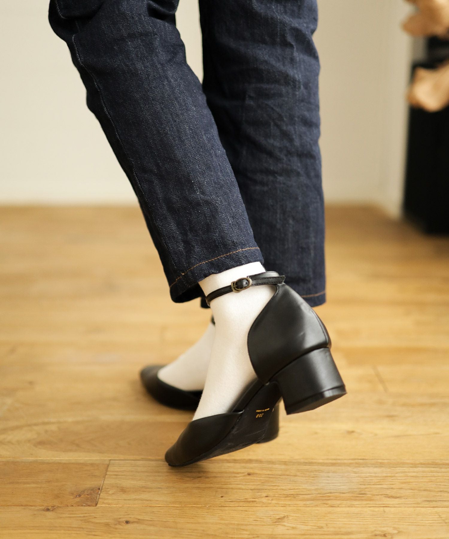 スクエアトゥメリージェーンストラップパンプス