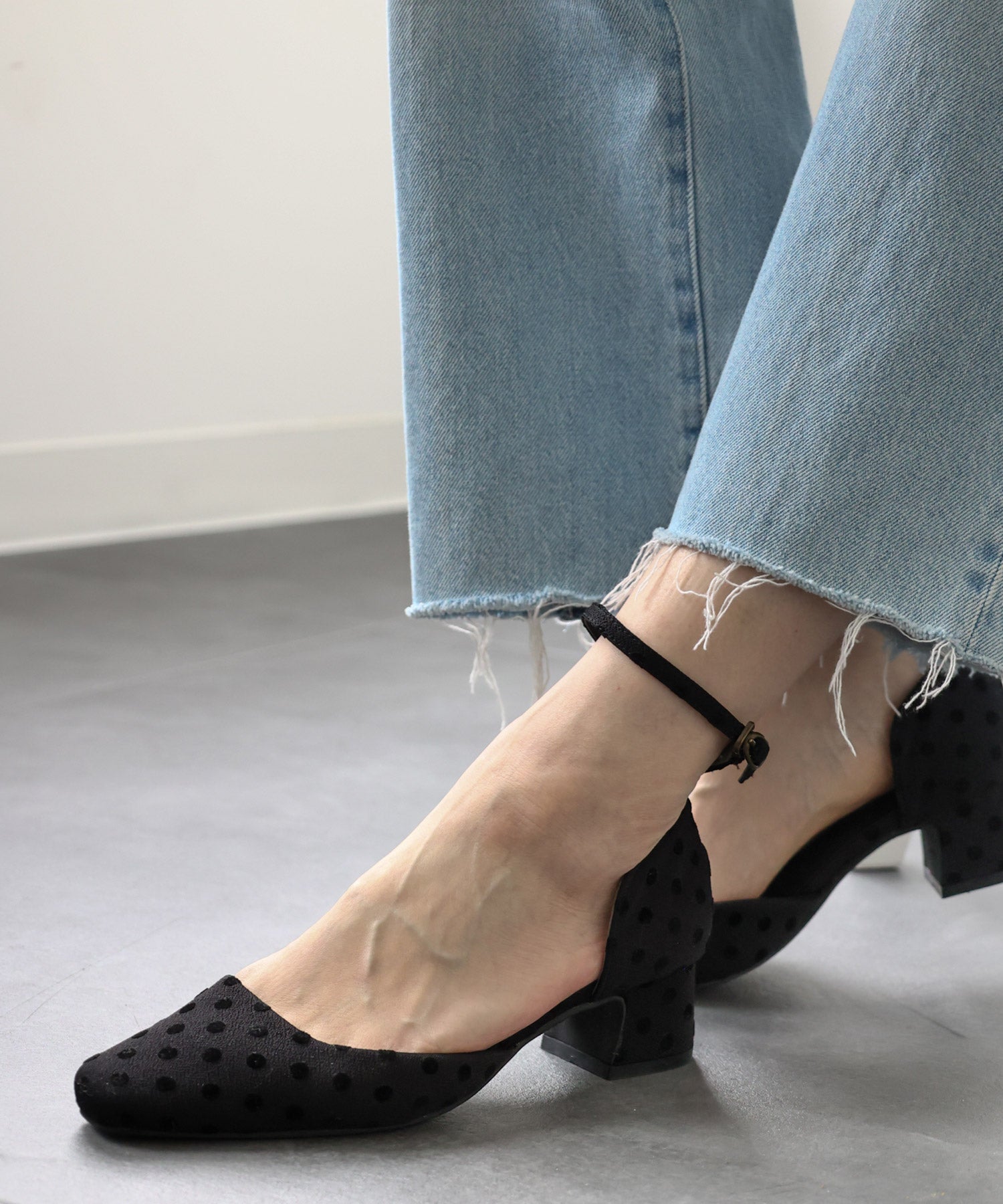 スクエアトゥメリージェーンストラップパンプス