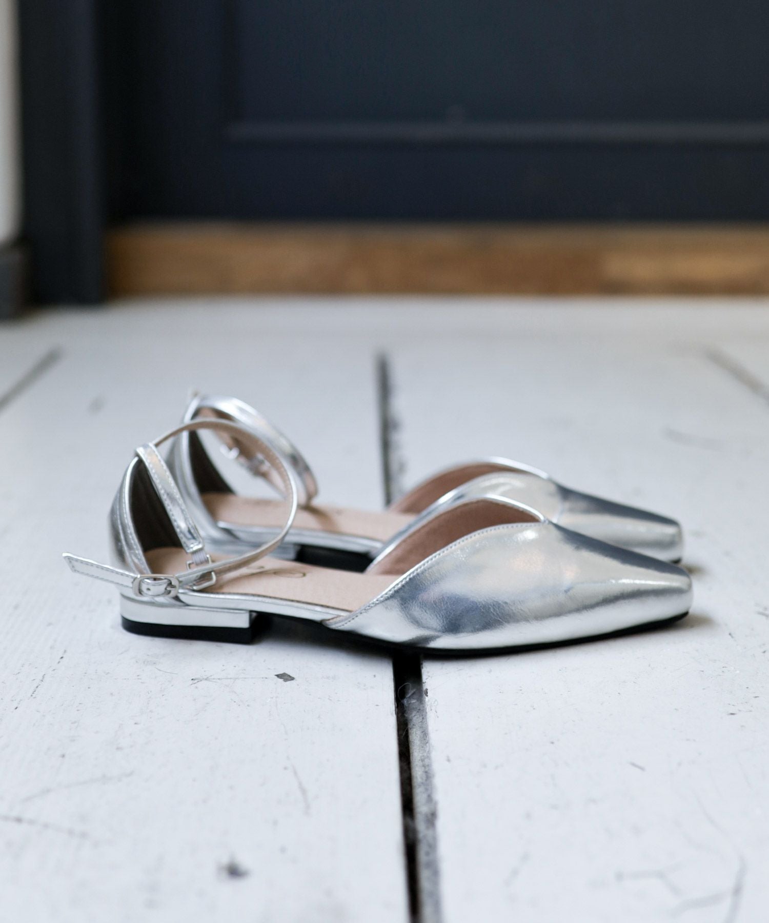 Uカットローヒールストラップパンプス▲返品不可