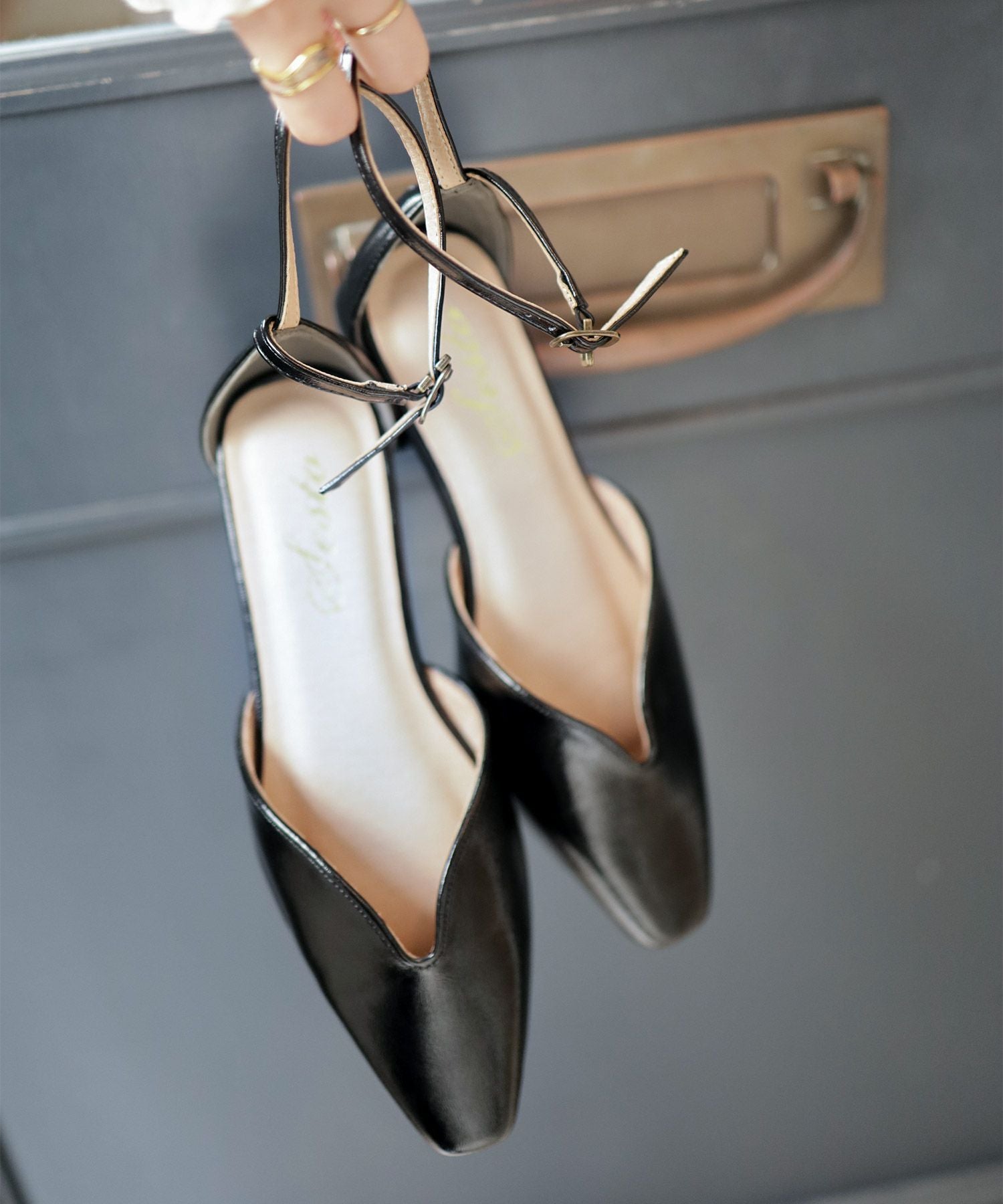 Uカットローヒールストラップパンプス▲返品不可