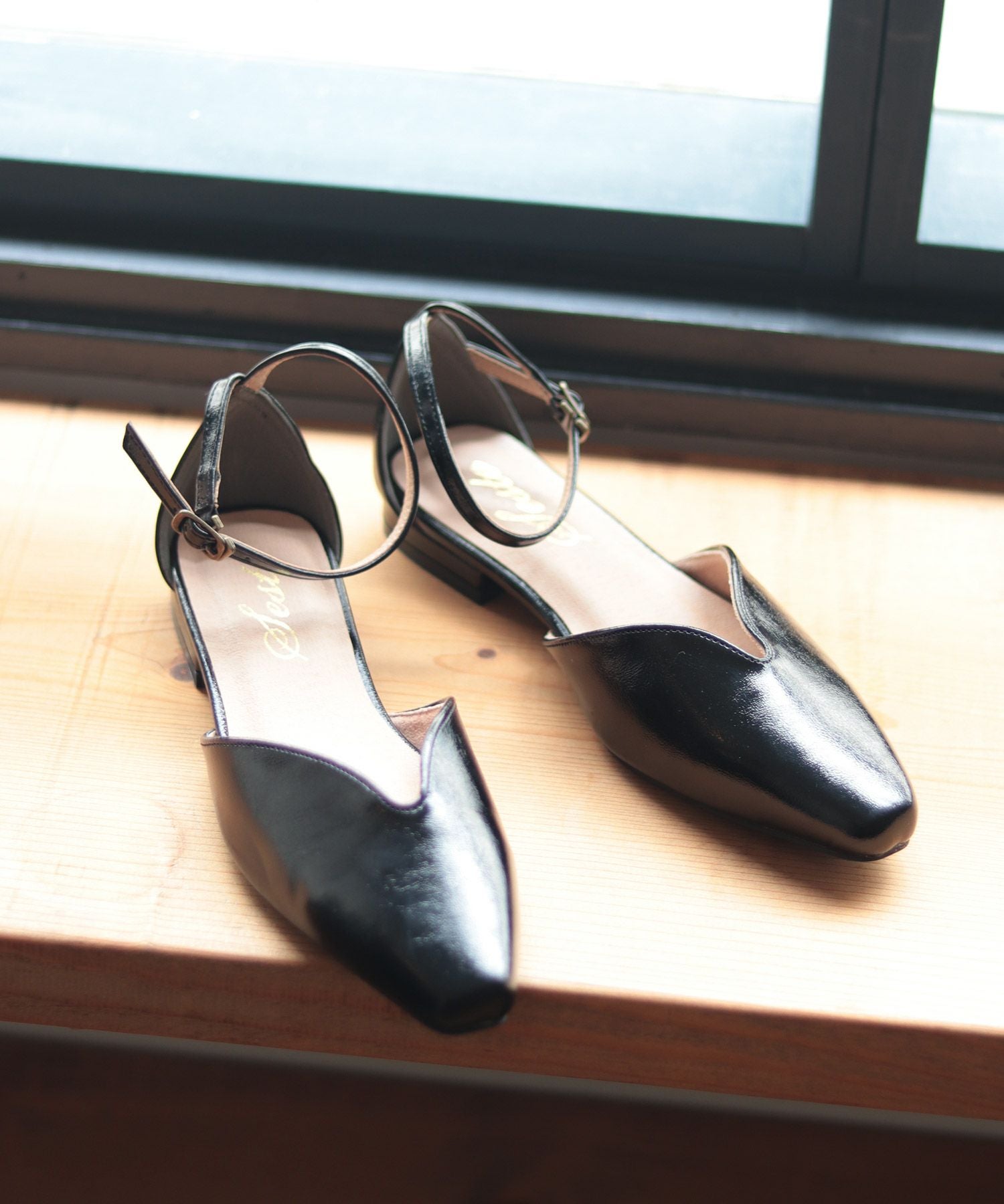 Uカットローヒールストラップパンプス▲返品不可