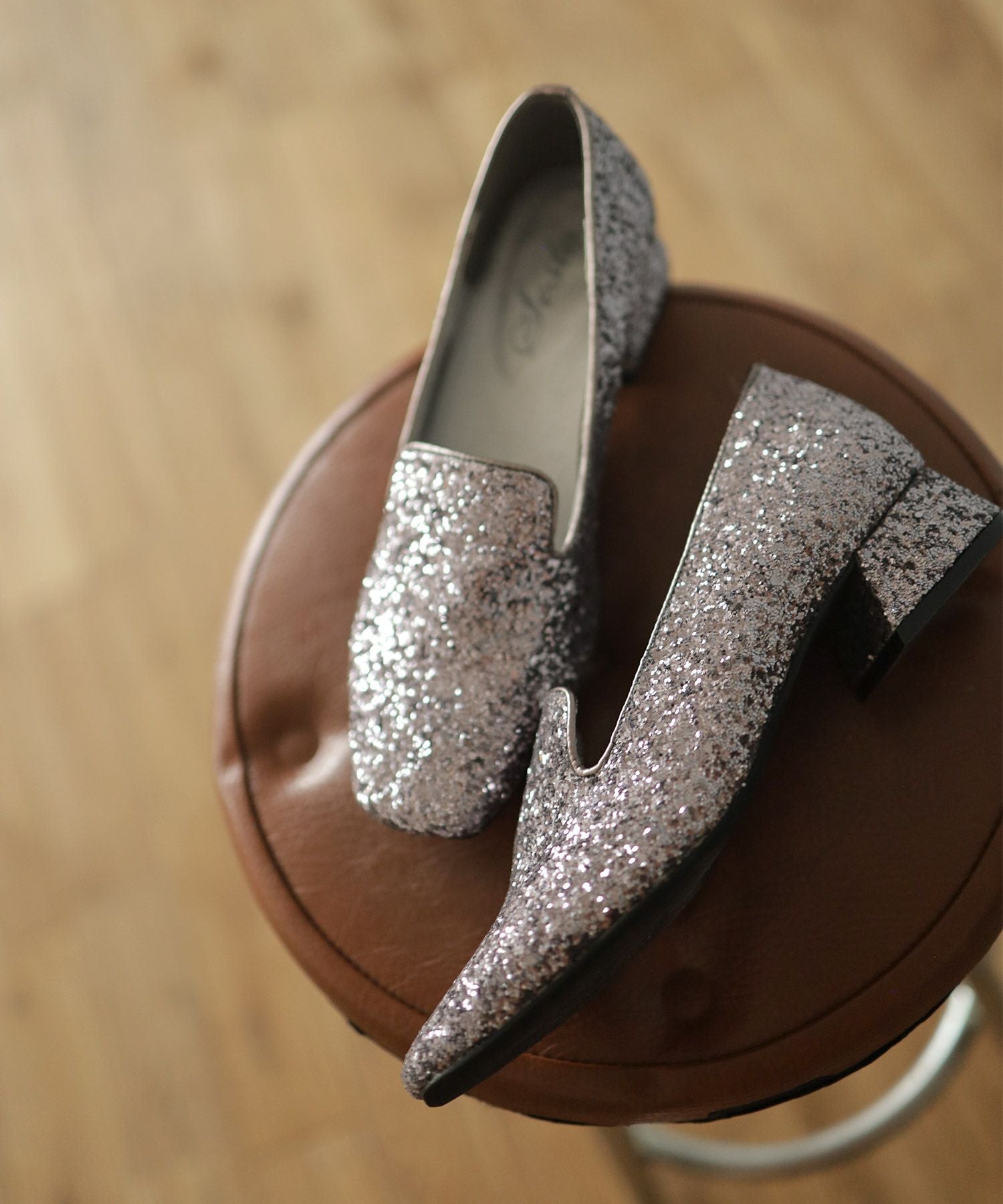 きらめくローヒールローファーパンプス▲返品不可