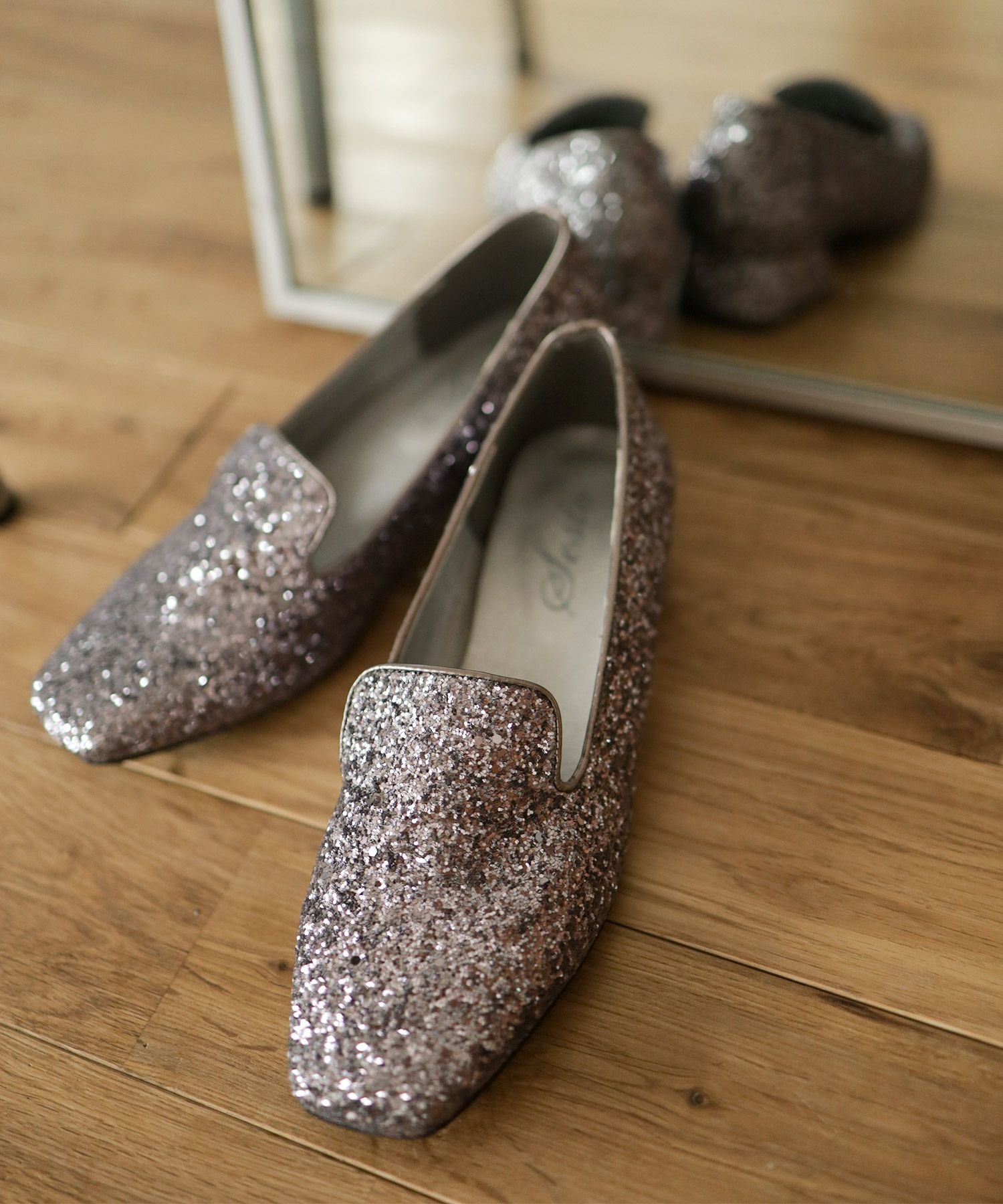 きらめくローヒールローファーパンプス▲返品不可