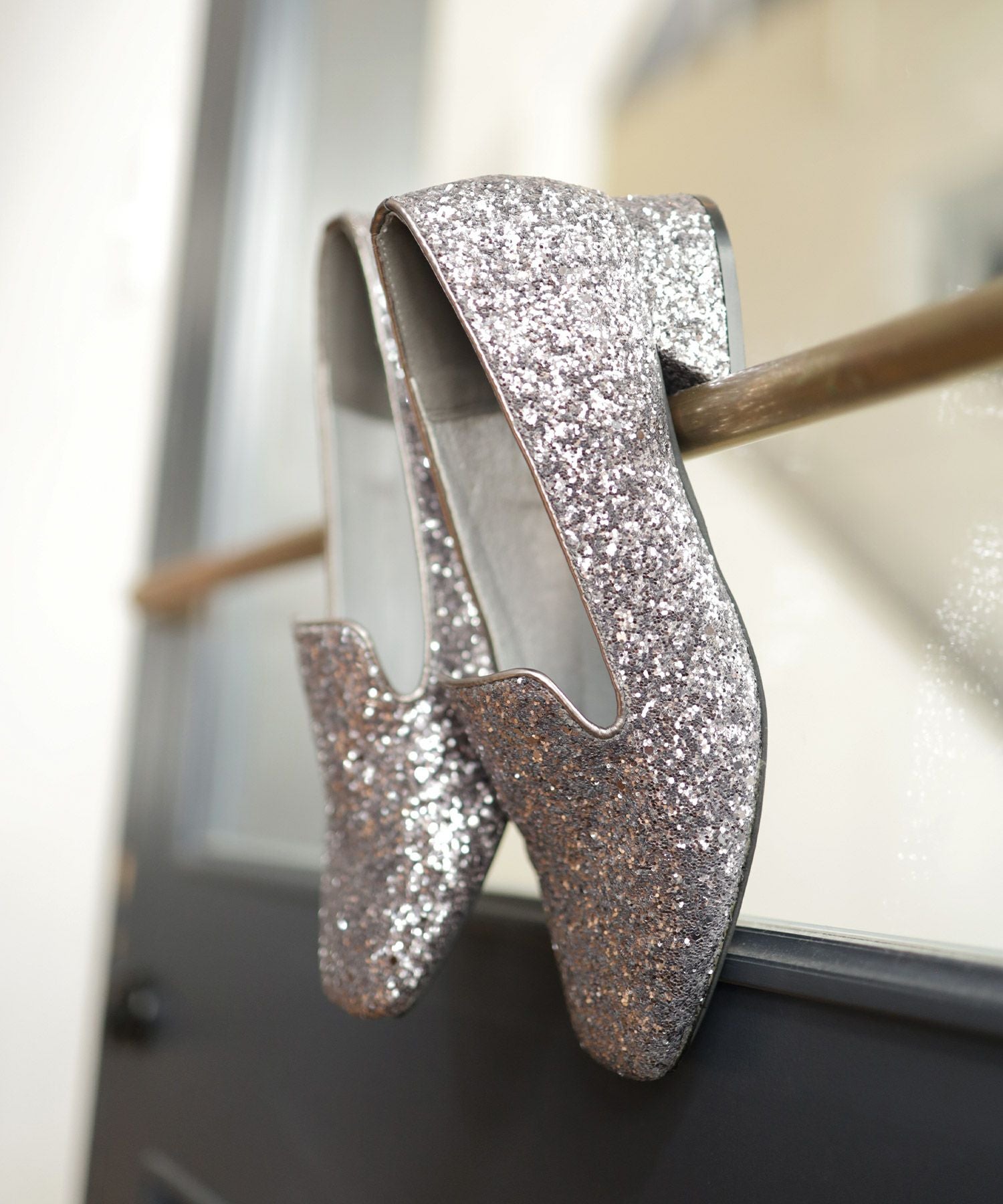 きらめくローヒールローファーパンプス▲返品不可