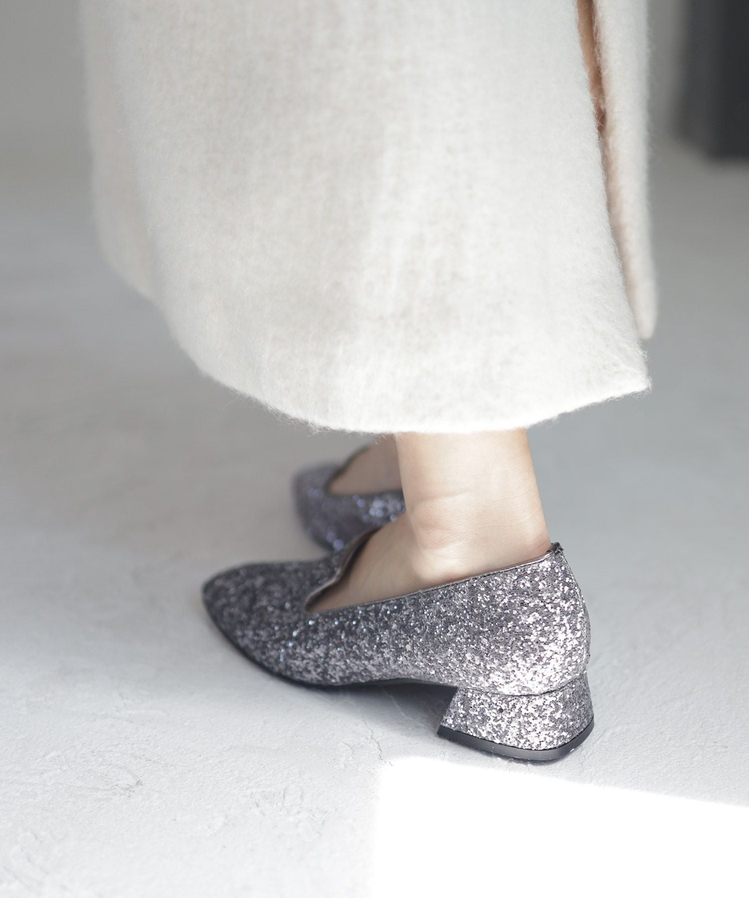 きらめくローヒールローファーパンプス▲返品不可