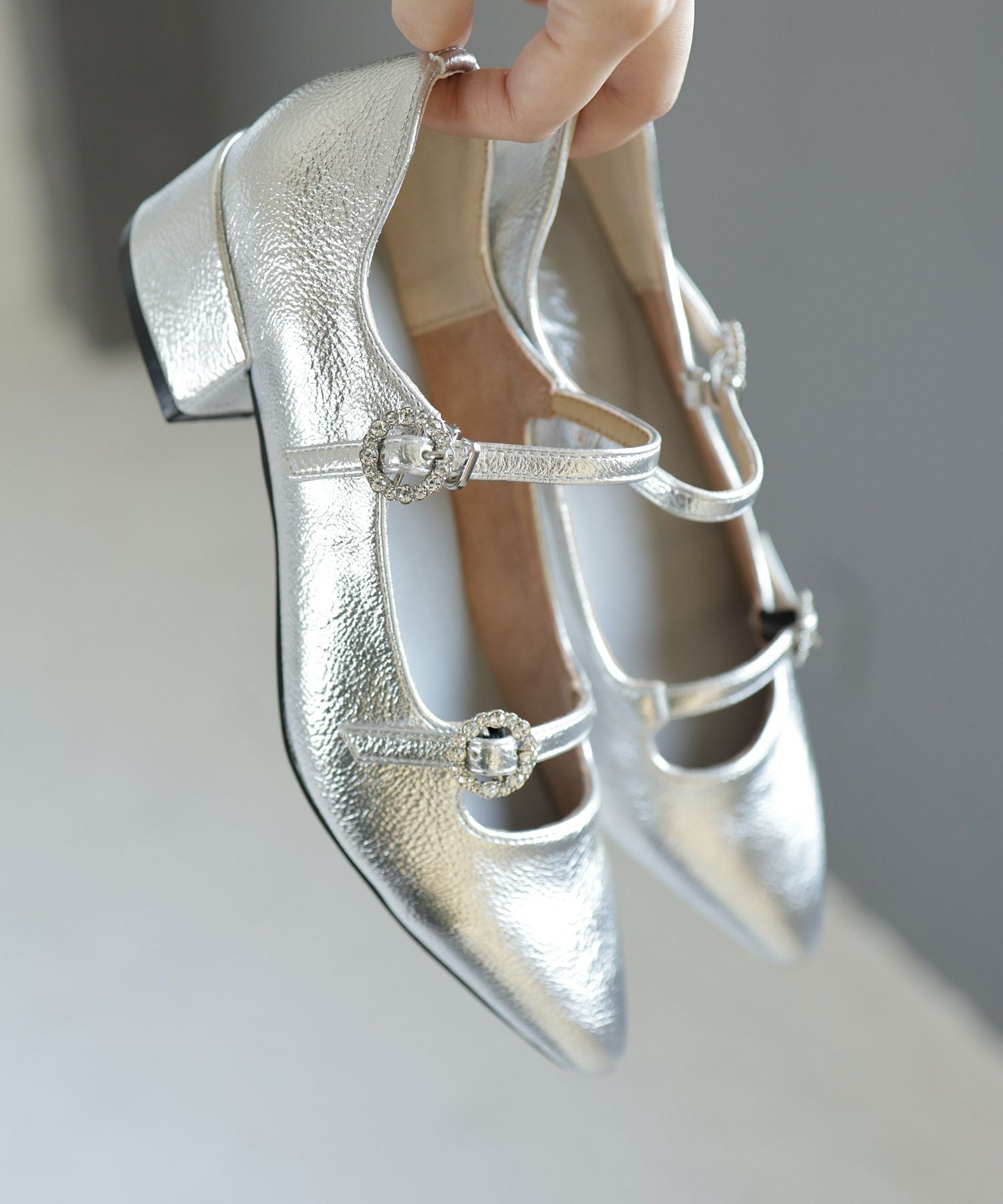 ビジューバックルダブルストラップポインテッドトゥローヒールパンプス▲返品交換不可