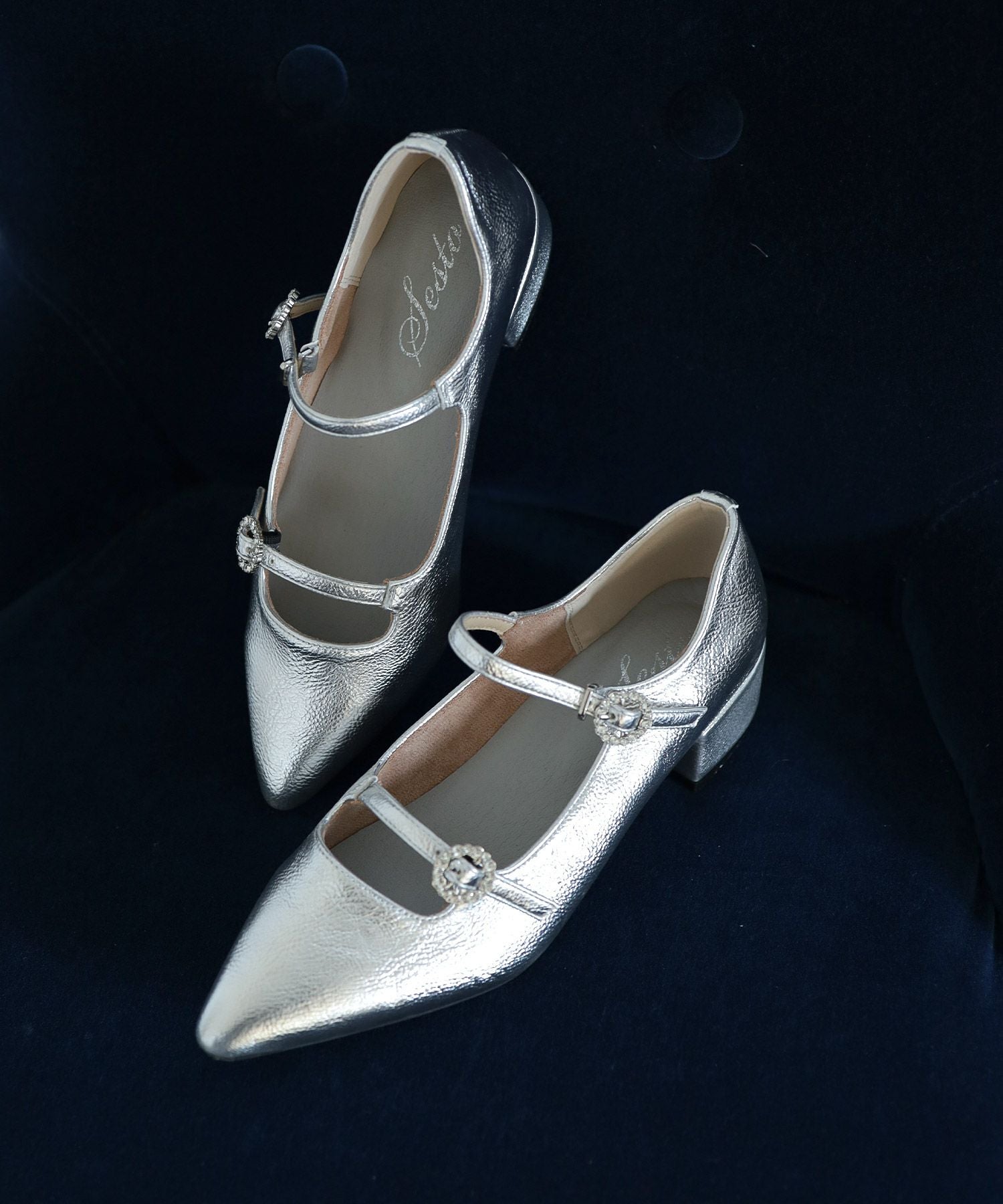 ビジューバックルダブルストラップポインテッドトゥローヒールパンプス