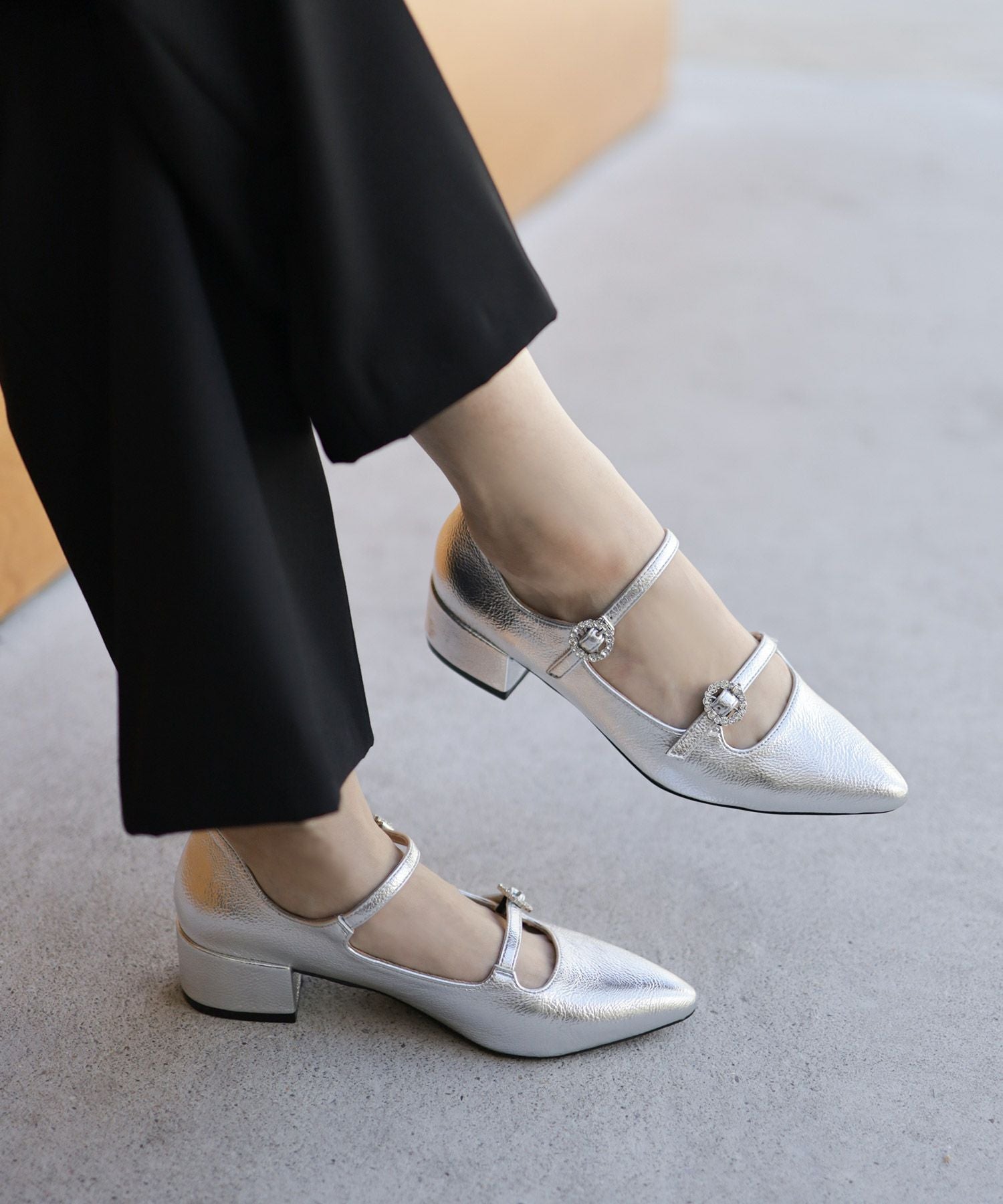 ビジューバックルダブルストラップポインテッドトゥローヒールパンプス▲返品交換不可