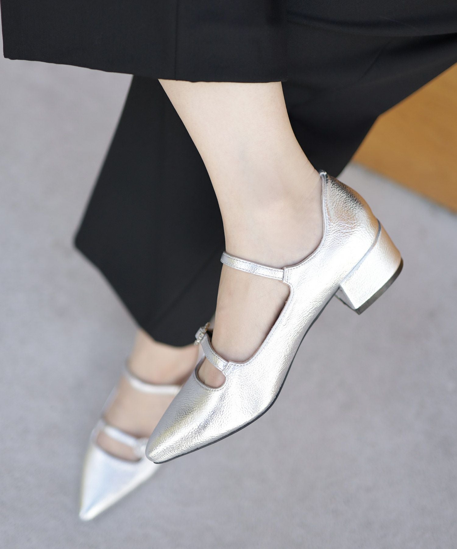 ビジューバックルダブルストラップポインテッドトゥローヒールパンプス▲返品交換不可