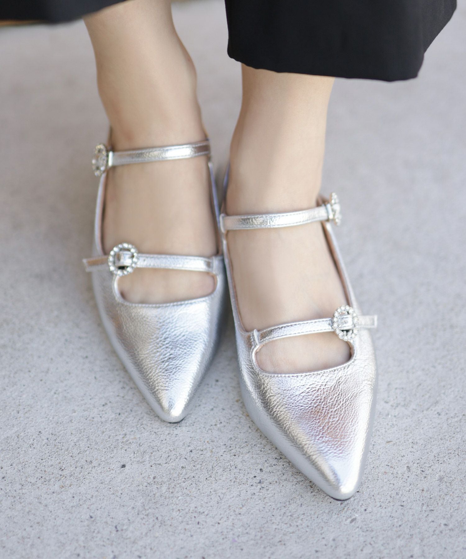 ビジューバックルダブルストラップポインテッドトゥローヒールパンプス▲返品交換不可