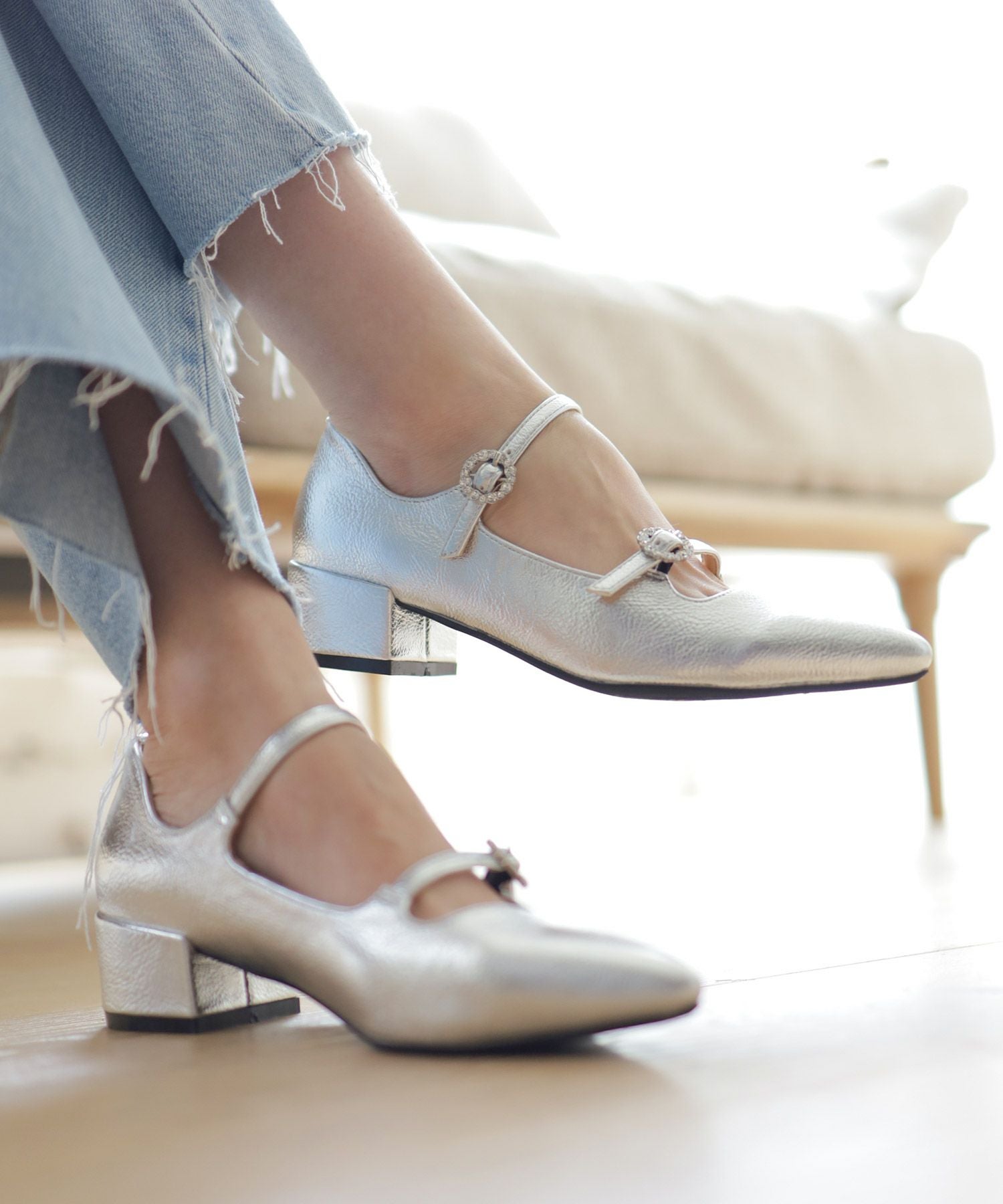 ビジューバックルダブルストラップポインテッドトゥローヒールパンプス▲返品交換不可