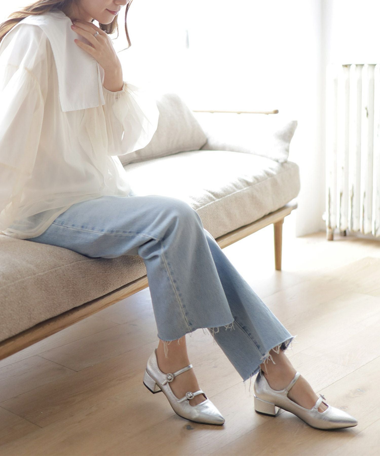 ビジューバックルダブルストラップポインテッドトゥローヒールパンプス