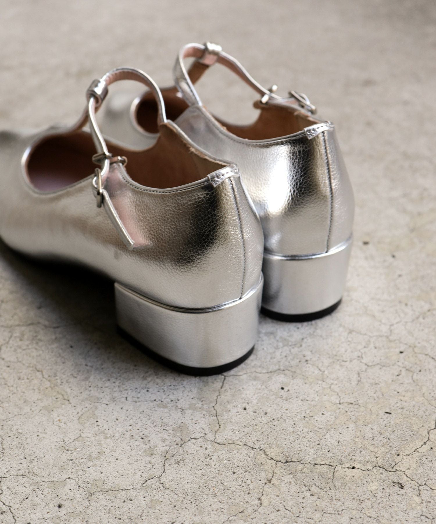 Tストラップミドルヒールパンプス