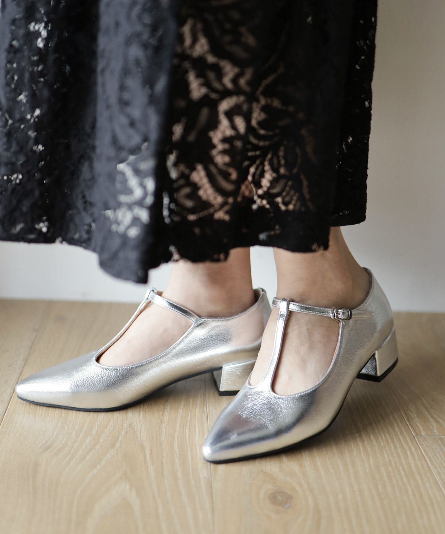 Tストラップミドルヒールパンプス