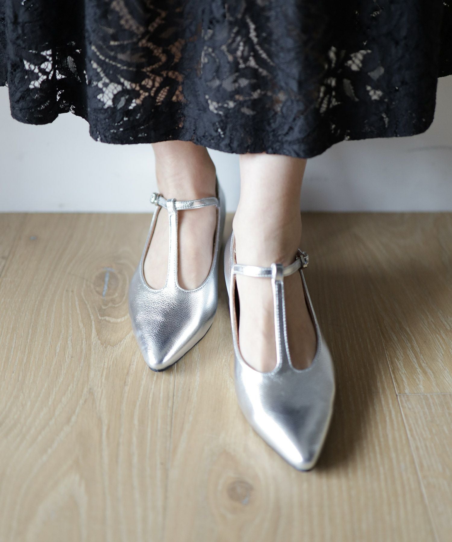 Tストラップミドルヒールパンプス