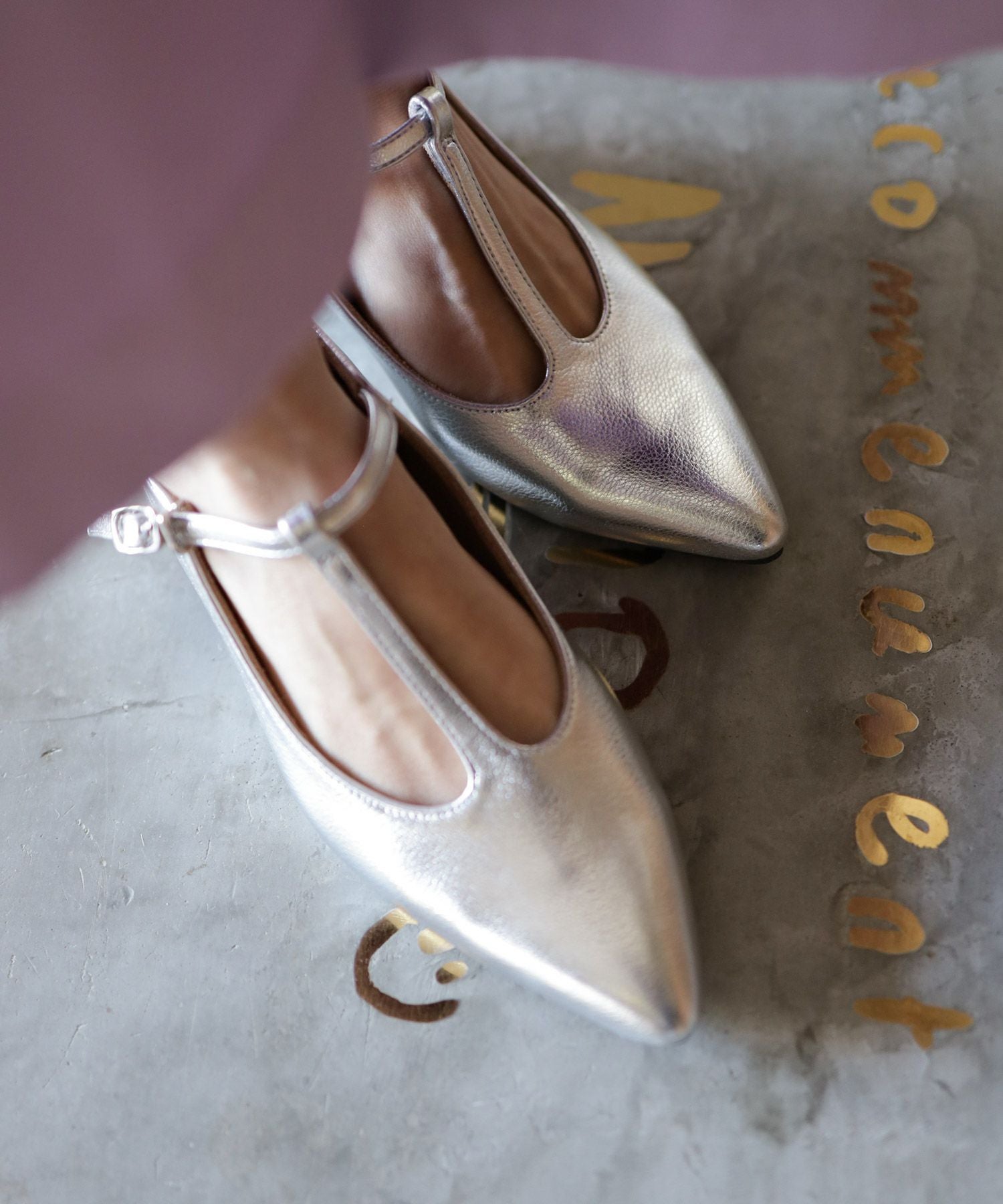 Tストラップミドルヒールパンプス