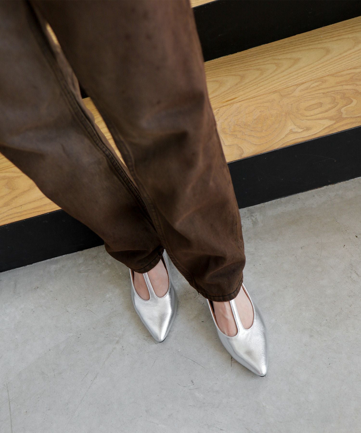 Tストラップミドルヒールパンプス