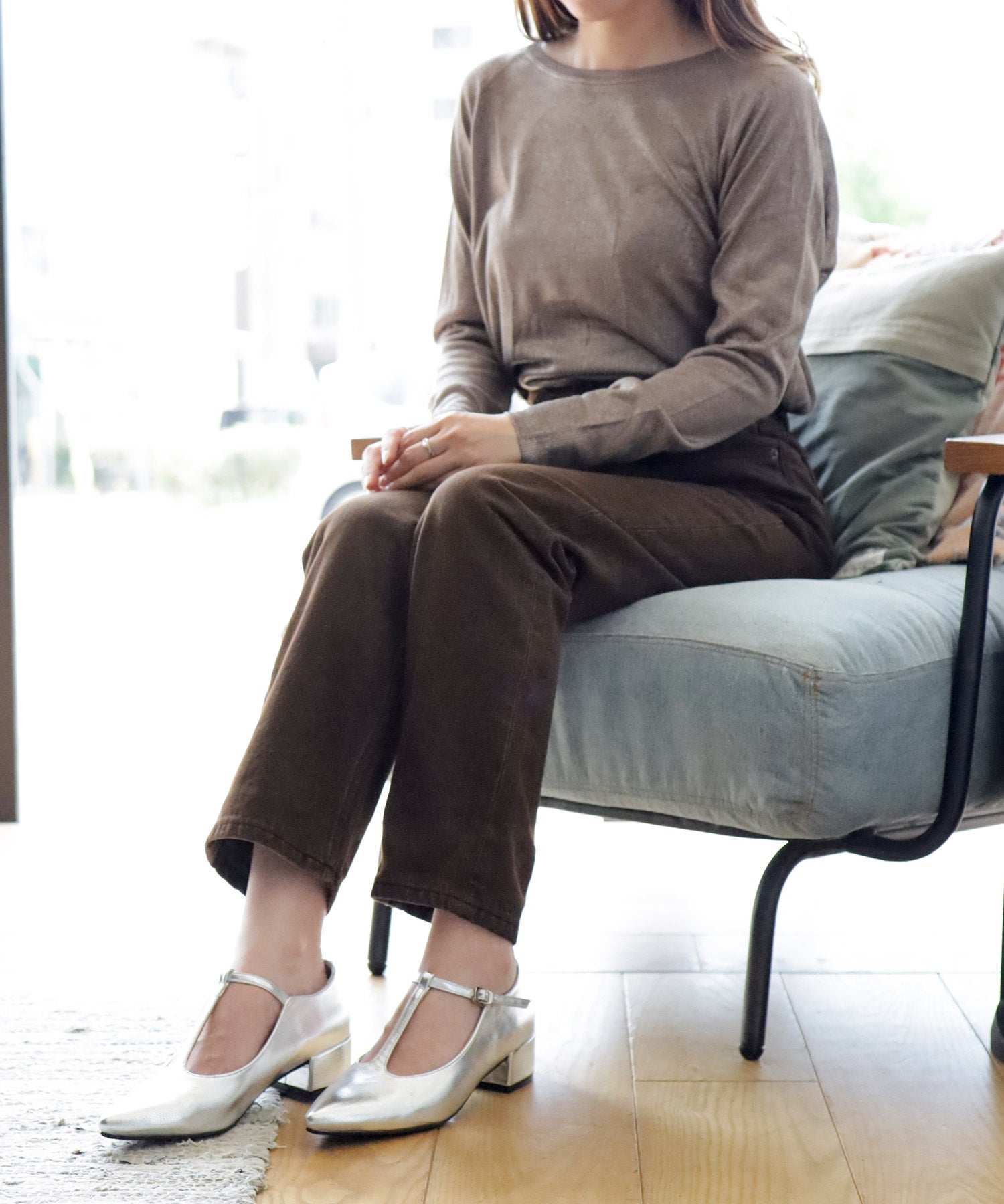 Tストラップミドルヒールパンプス