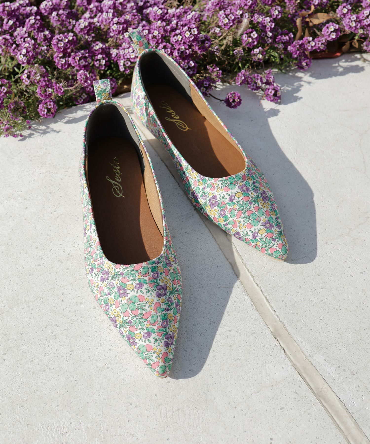 柔らか素材ポインテッドトゥフラットパンプス 一部4月上旬入荷予定