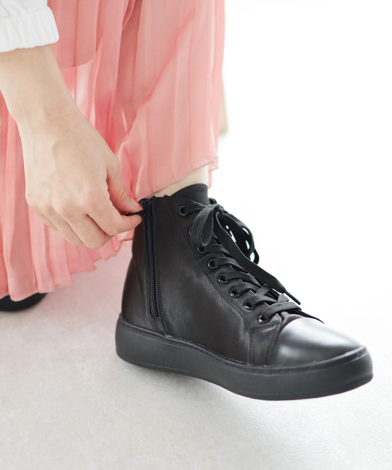 サテン素材8ホールレースアップ厚底スニーカー▲返品不可