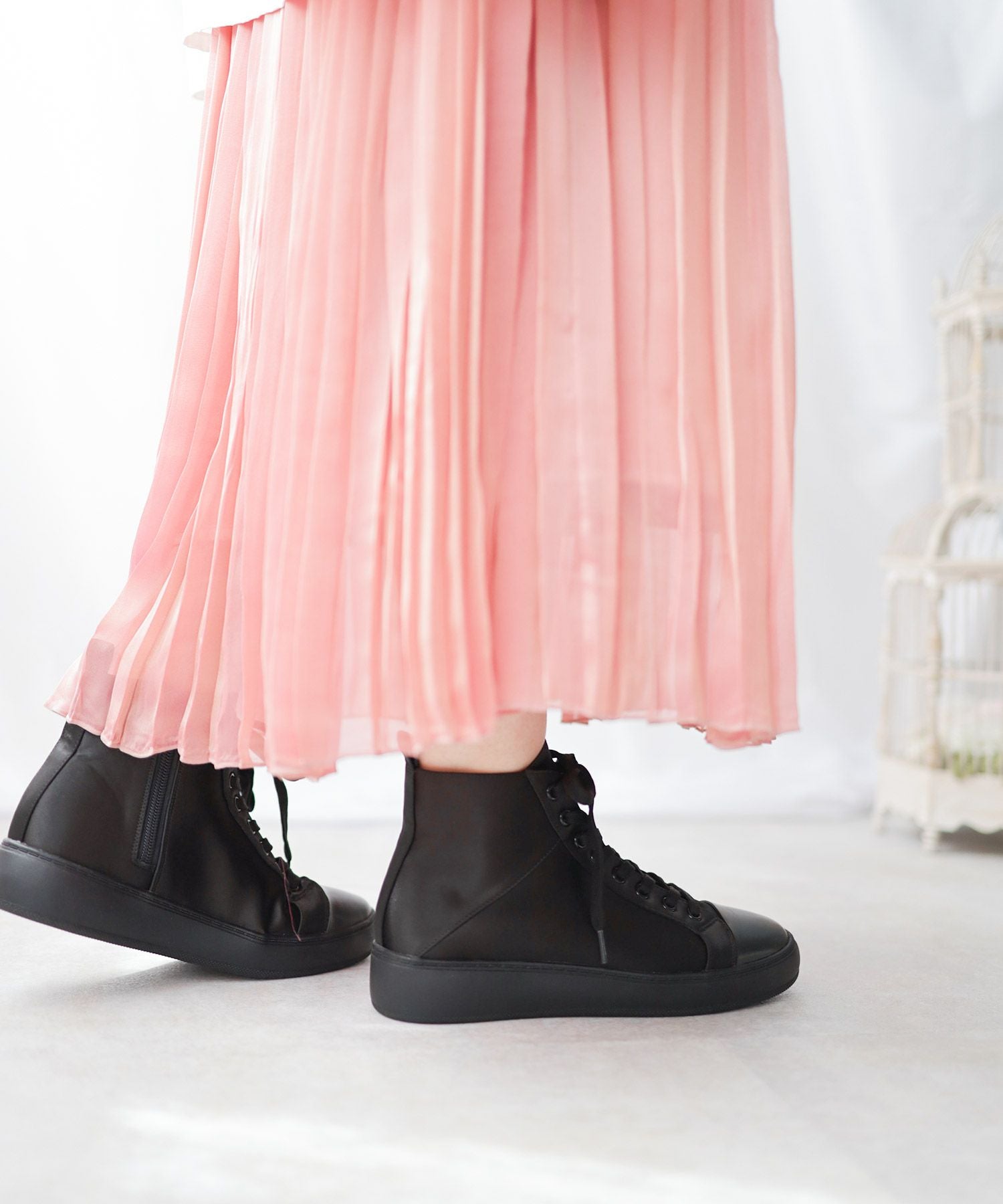 サテン素材８ホールレースアップ厚底スニーカー▲返品不可