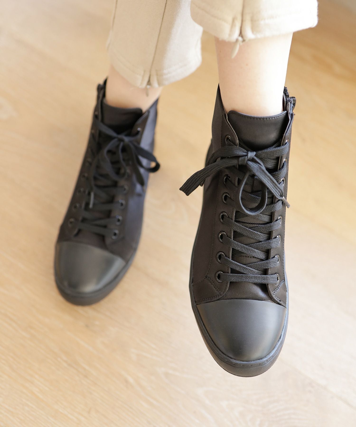 サテン素材８ホールレースアップ厚底スニーカー▲返品不可