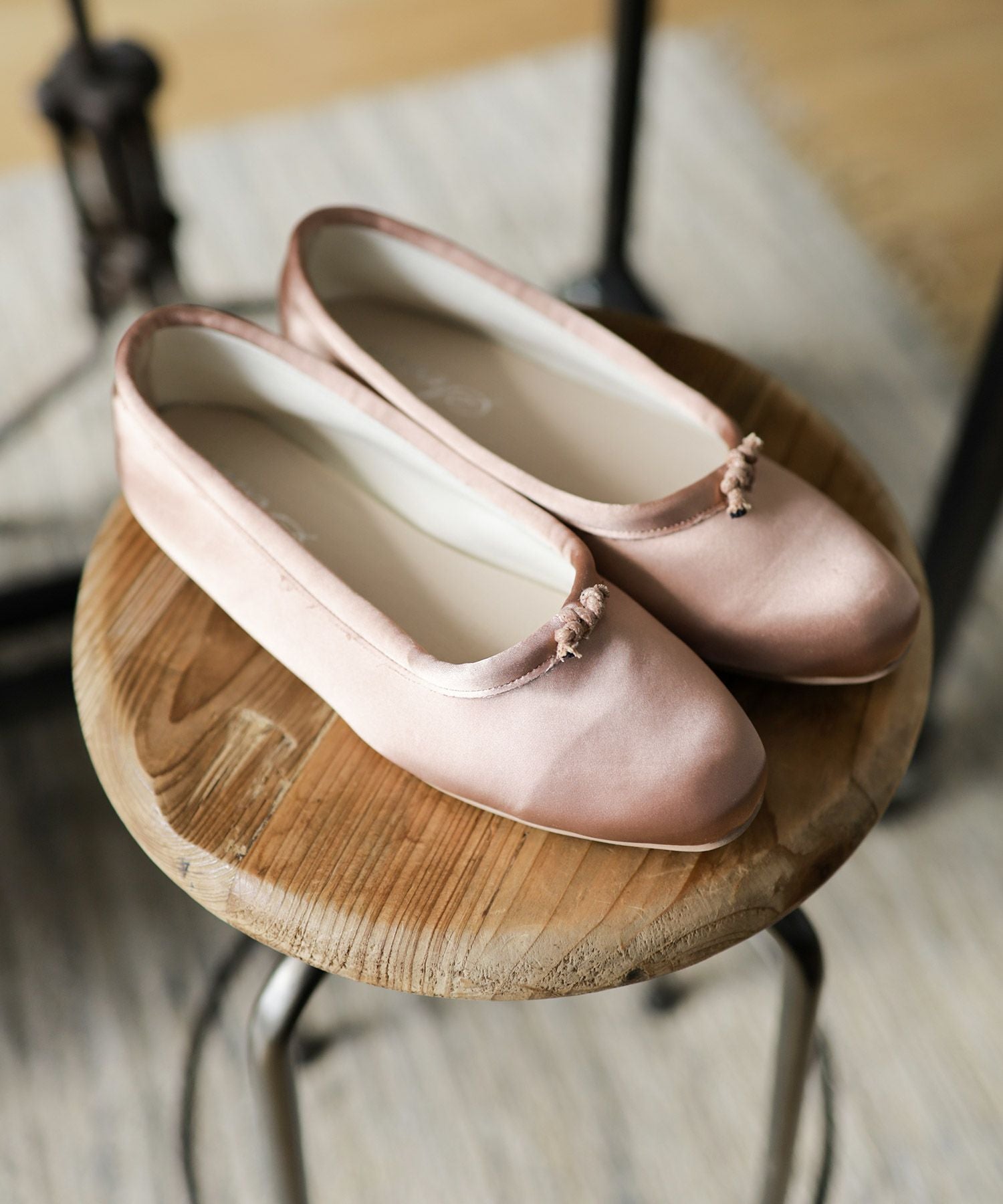 柔らかフィットサテンバレエシューズ ▲返品不可