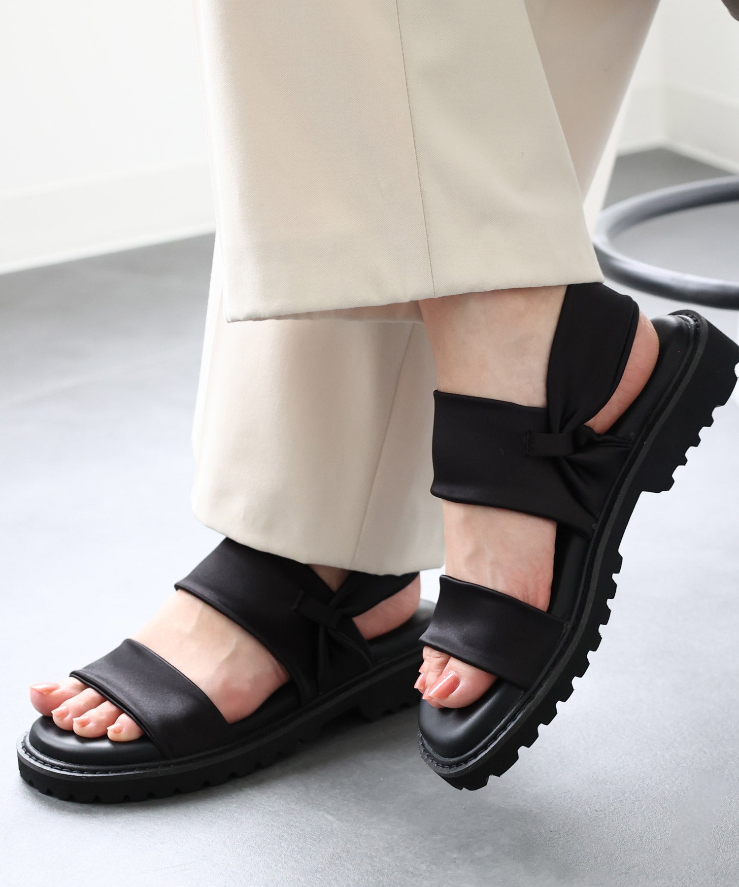 ストレッチサテン軽量厚底サンダル 一部3月下旬入荷予約商品