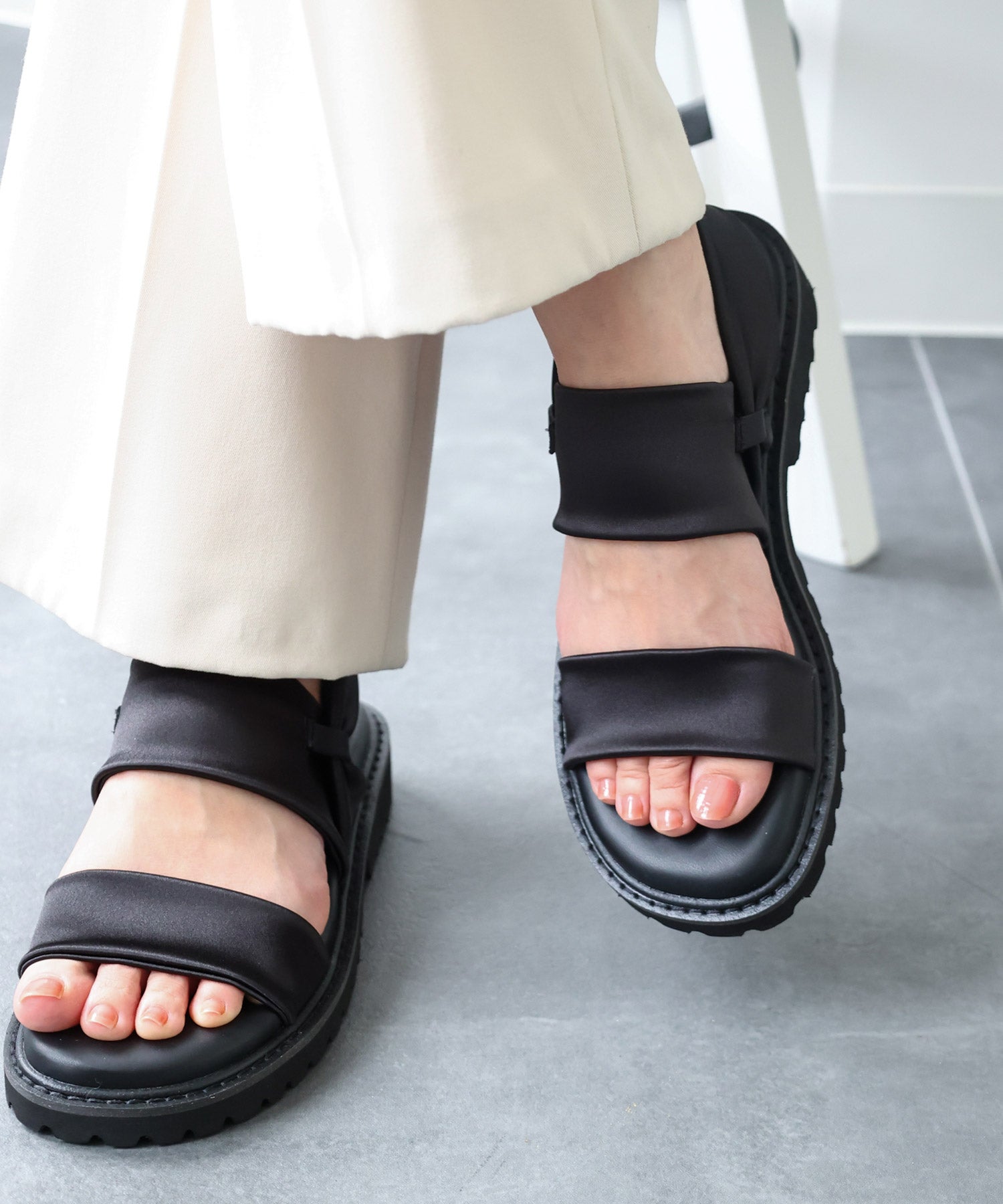 ストレッチサテン軽量厚底サンダル 一部3月下旬入荷予約商品