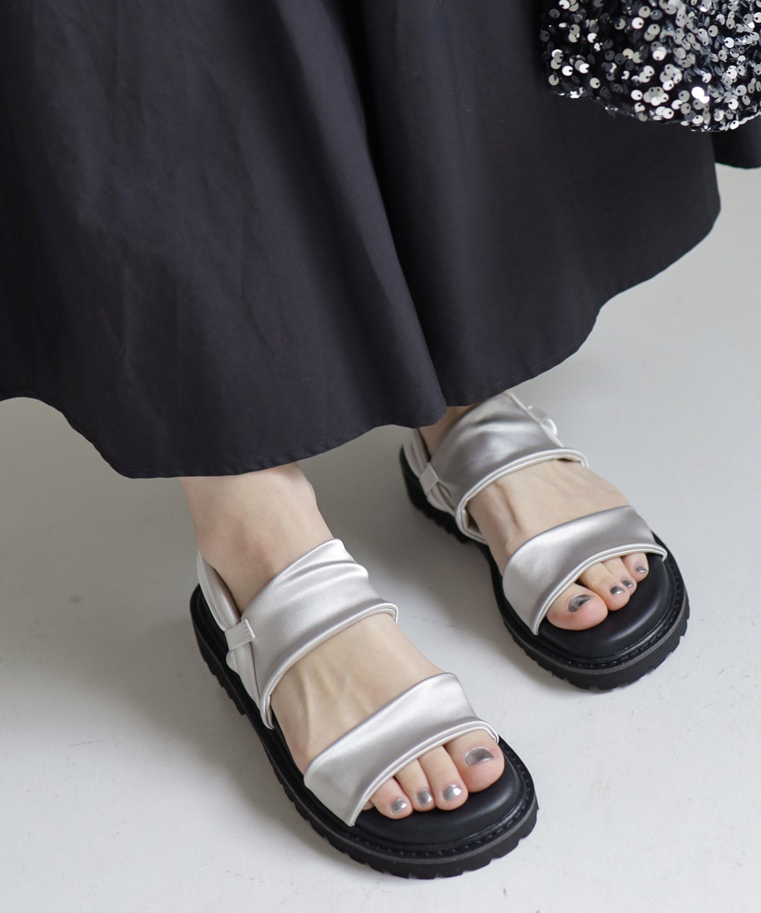 ストレッチサテン軽量厚底サンダル 一部3月下旬入荷予約商品