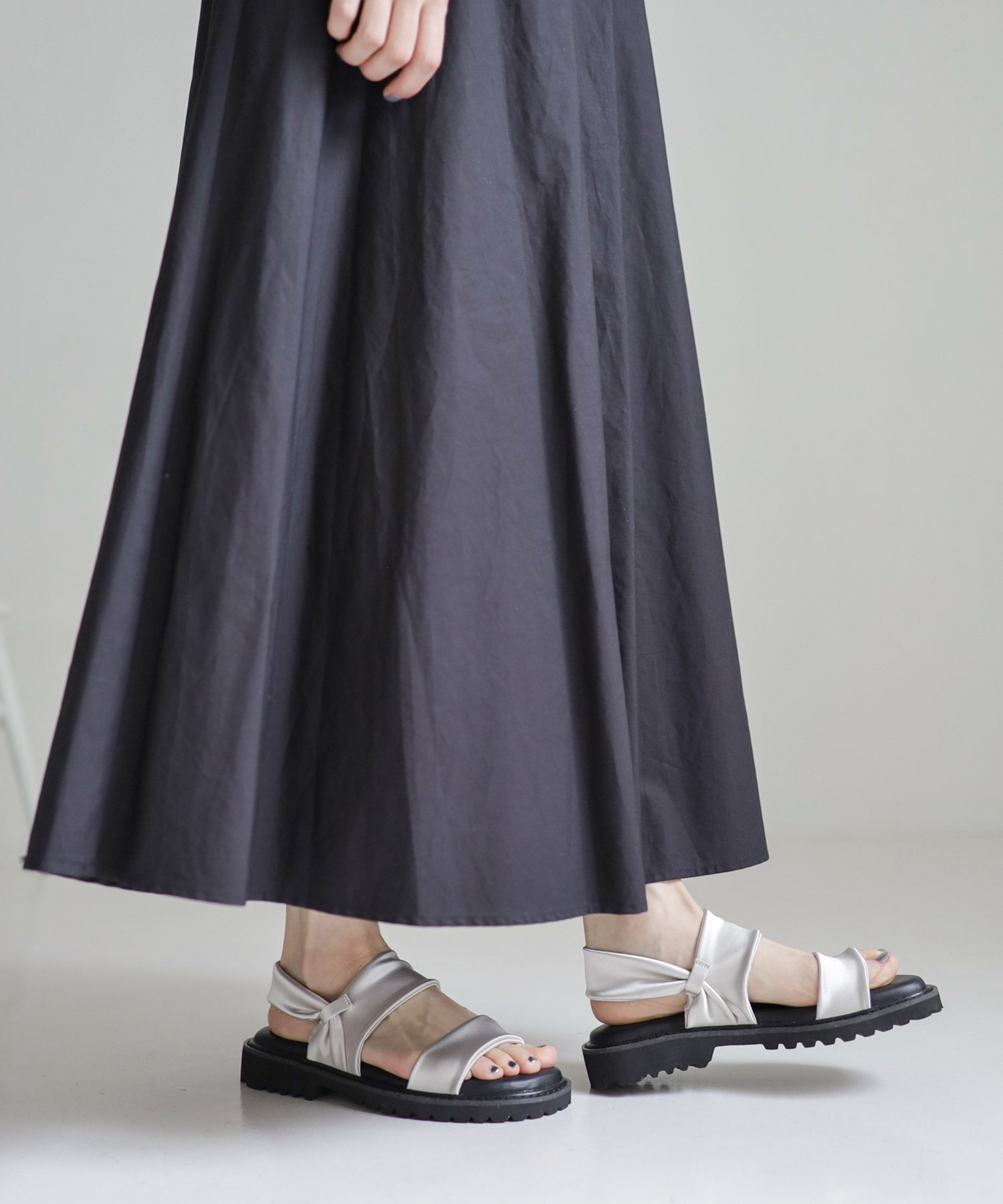 ストレッチサテン軽量厚底サンダル 一部3月下旬入荷予約商品