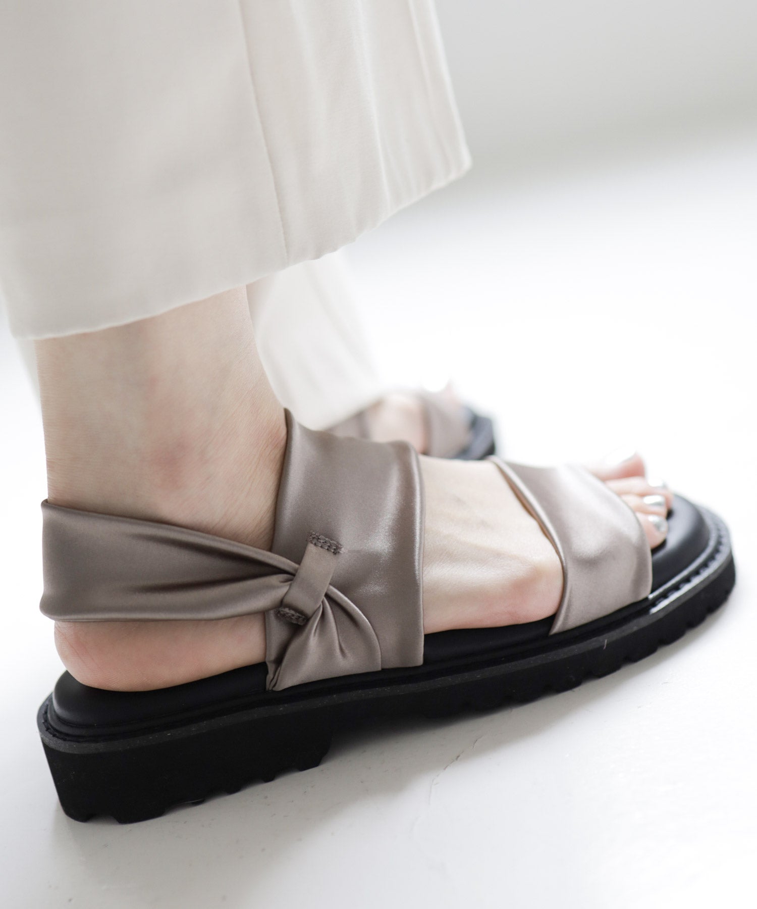 ストレッチサテン軽量厚底サンダル 一部3月下旬入荷予約商品