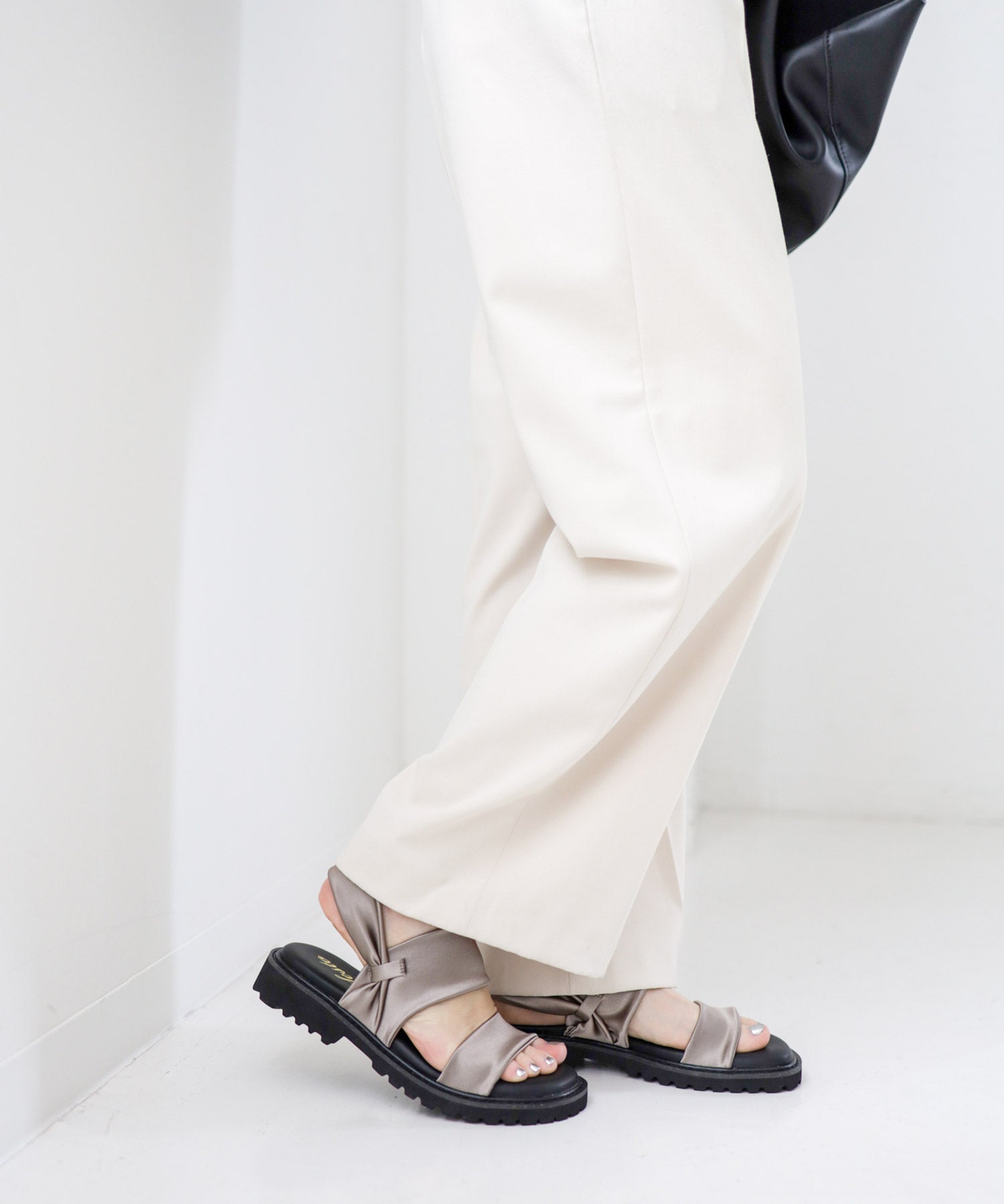 ストレッチサテン軽量厚底サンダル 一部3月下旬入荷予約商品