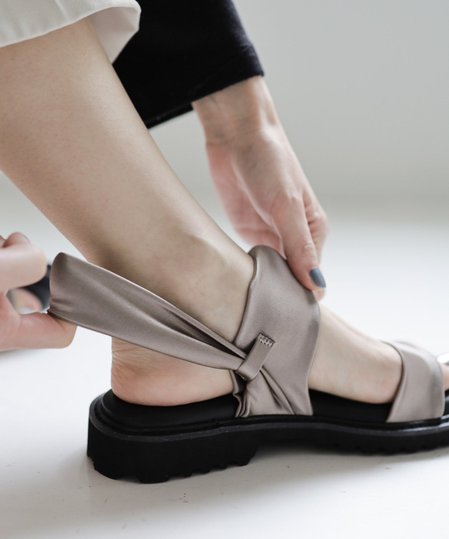 ストレッチサテン軽量厚底サンダル 一部3月下旬入荷予約商品