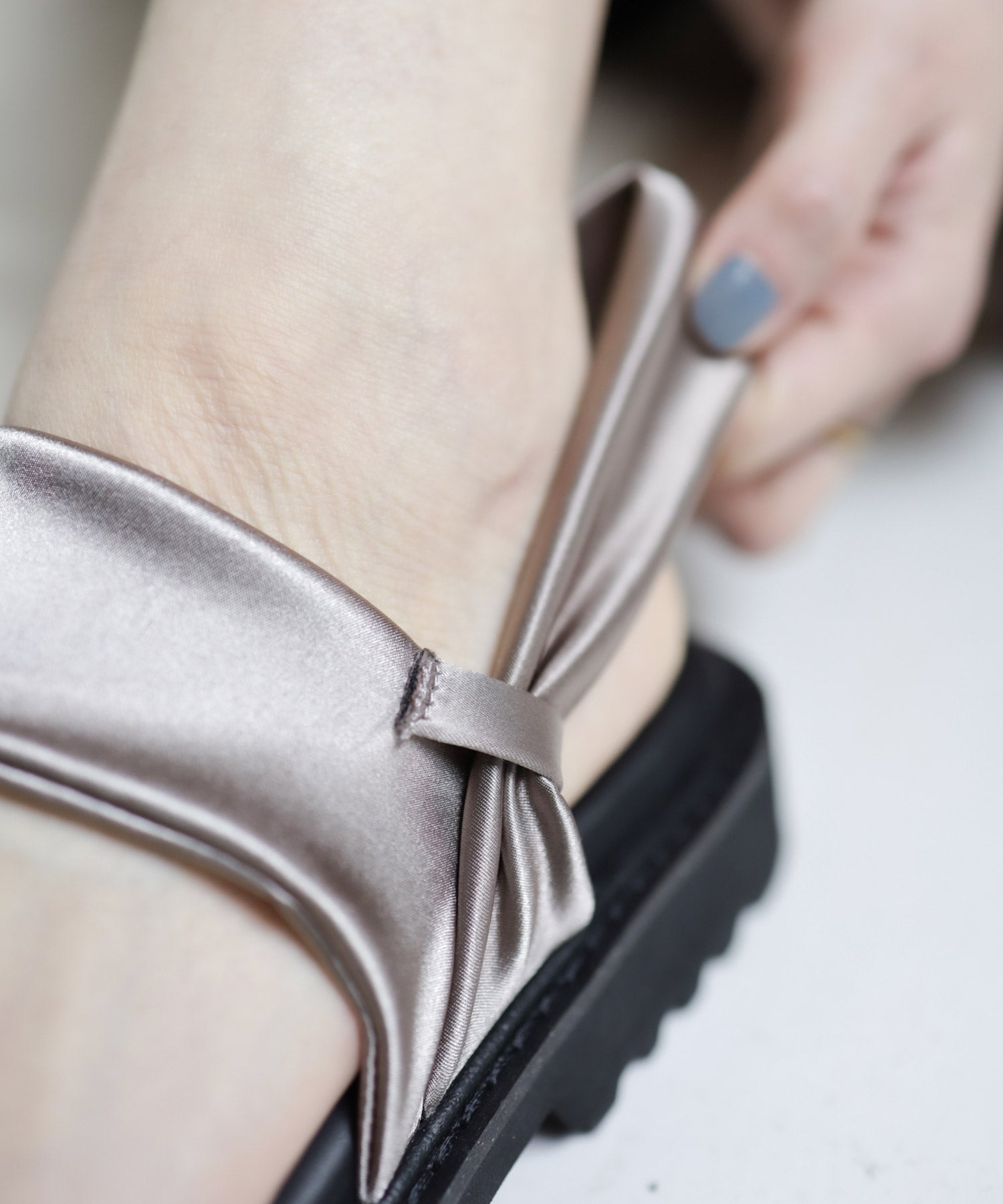 ストレッチサテン軽量厚底サンダル 一部3月下旬入荷予約商品