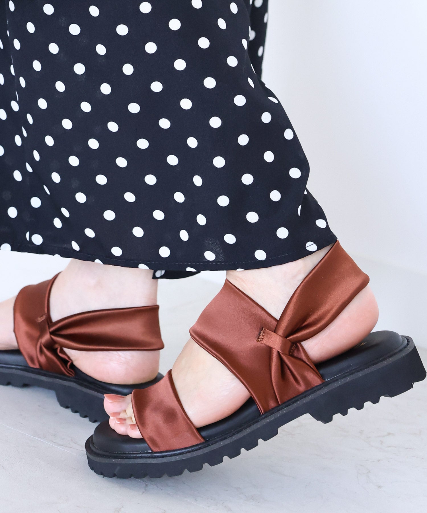 ストレッチサテン軽量厚底サンダル 一部3月下旬入荷予約商品