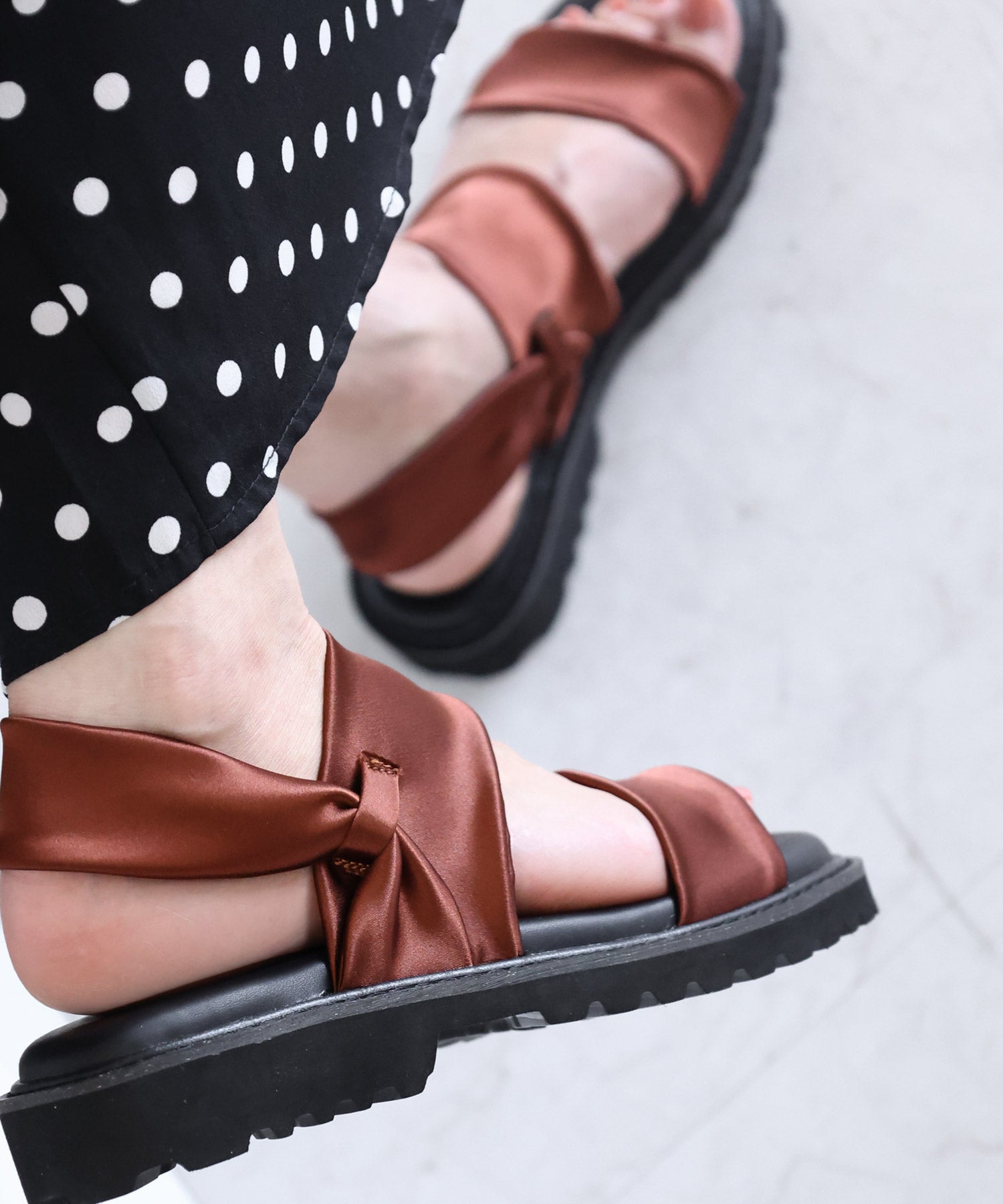 ストレッチサテン軽量厚底サンダル 一部3月下旬入荷予約商品