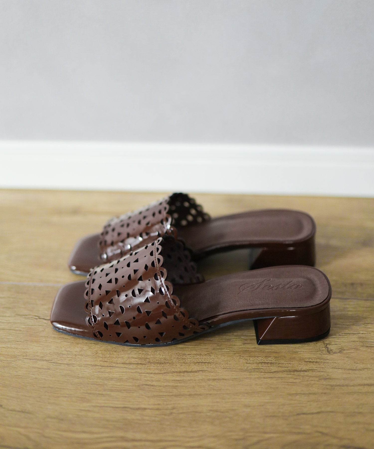 カットワークローヒールミュールサンダル▲返品不可